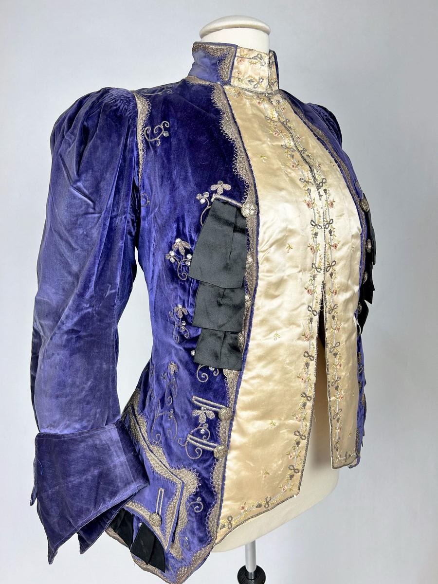 Circa 1905
Paris Londres

Veste avec gilet intégré pour une amazone ou pour le travestissement dans le goût du 18ème siècle, conçue par la célèbre maison de Haute Couture Gustave Beer à la Belle Epoque. Costume de marquis, col officier, manches