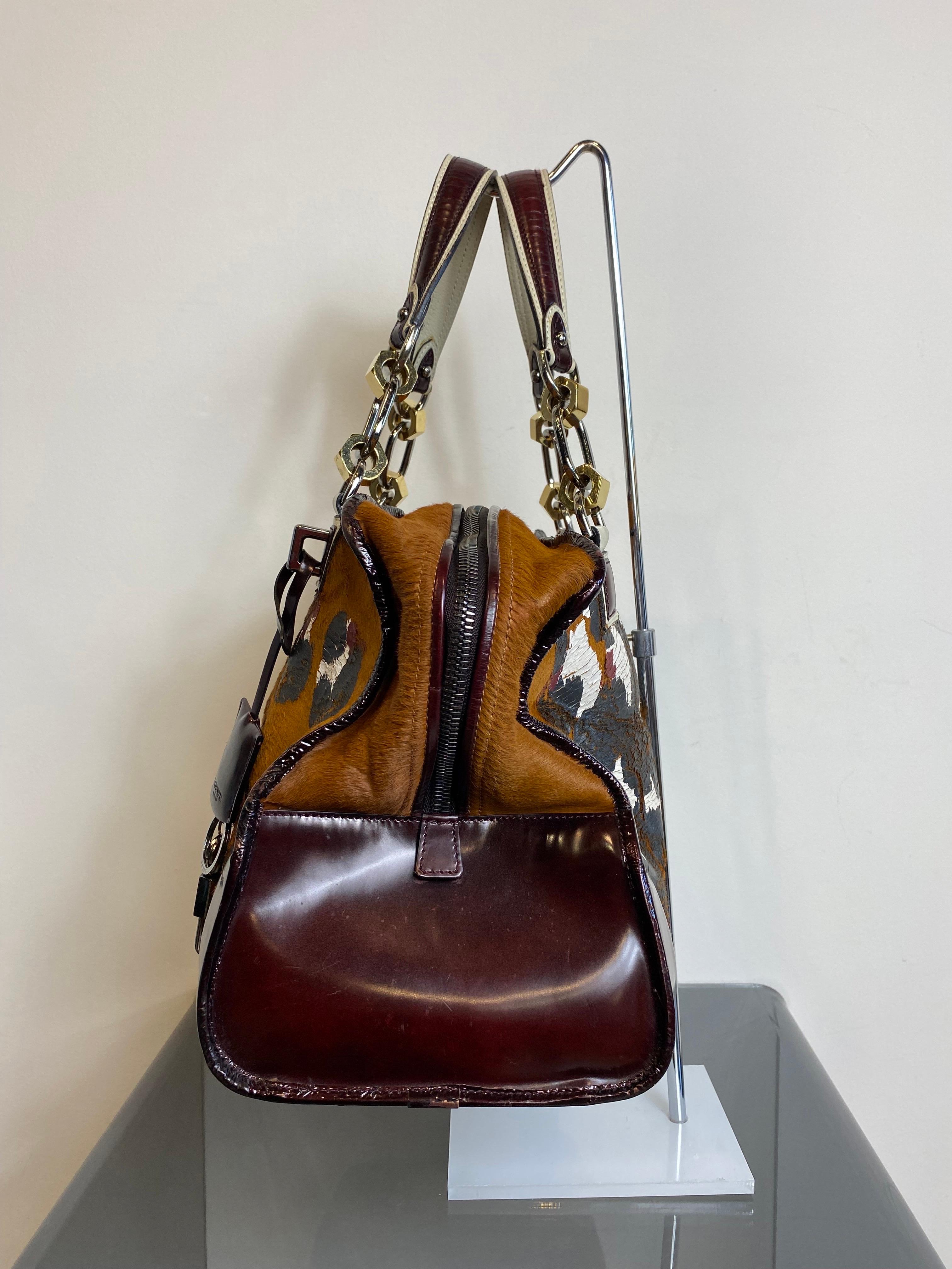Loewe Amazona handbag in pony-effect calfskin. 
Very roomy, with three internal pockets, one with zip and one with snap button.
With key and padlock. 
It has some signs of normal use on the bottom and corners but is in very good condition. 

Height
