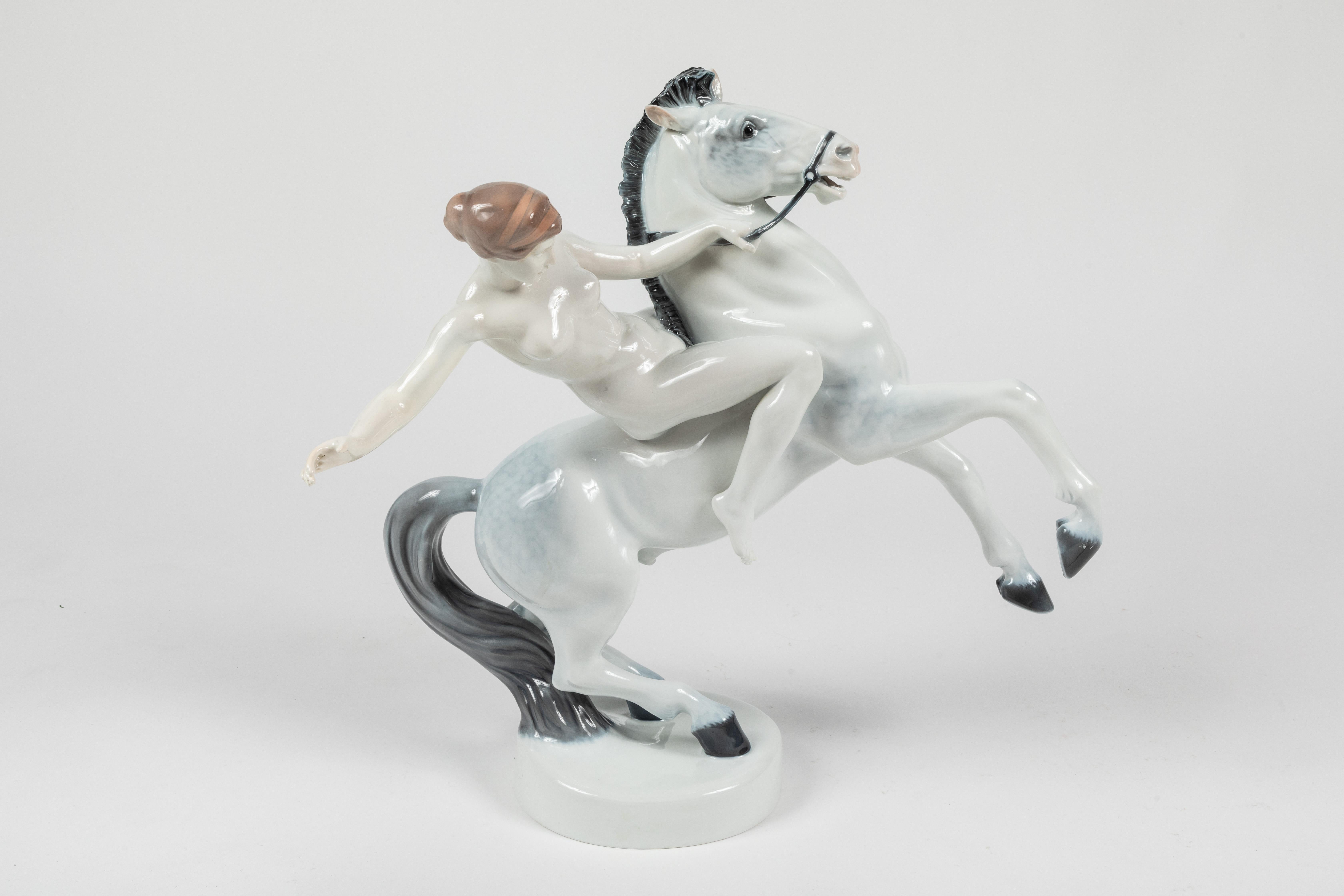 Die von Anton Grath (geb. 1918) entworfene große und eindrucksvolle Rosenthal-Figur stammt aus dem Jahr 1934 und zeigt einen weiblichen Akt auf einem steigenden Pferd in naturalistischer Unterglasurmalerei. Am Sockel eingeprägt 