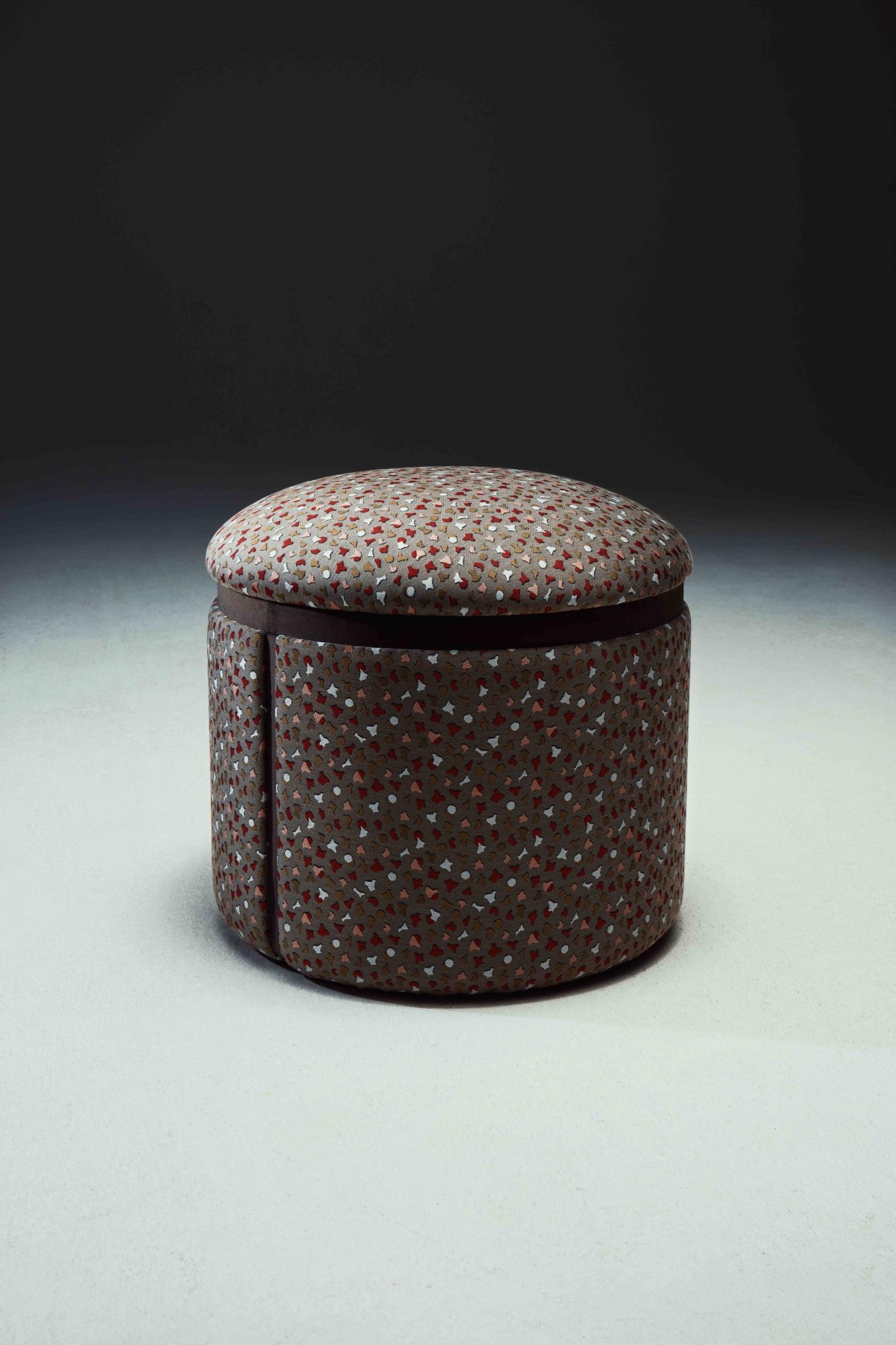 Amazone di Atelier Oï
Dimensioni: Ø 65 x H. 47 cm
Materiali: Wood e schiuma
Tappezzeria: tessuti o pelli


Atelier Oï è stato fondato nel 1991 a La Neuveville, in Svizzera, dagli architetti e designer Aurel Aebi, Armand Louis e Patrick Reymond. Da