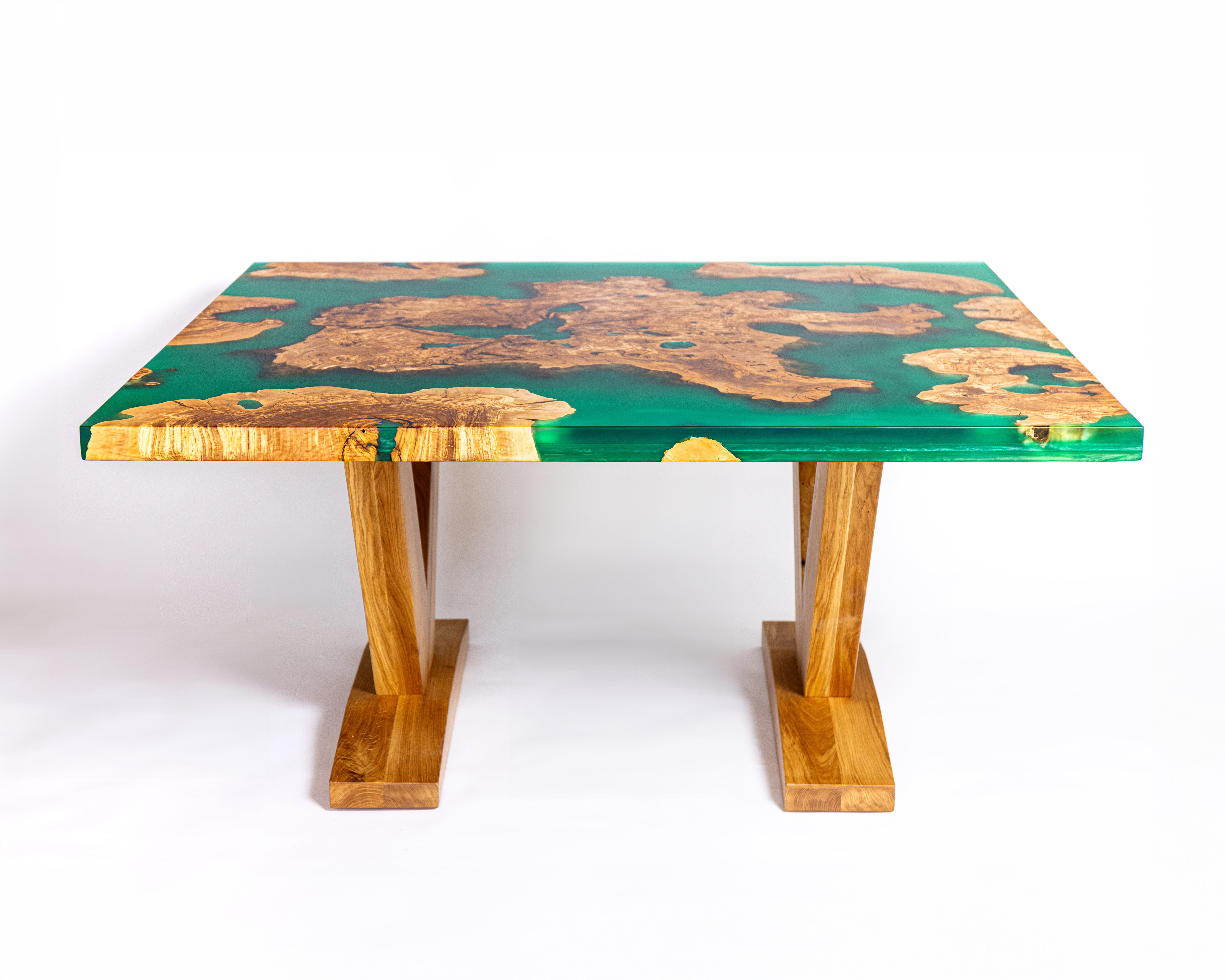 Mesa de comedor Amazonia de KV Design
Único en su especie
Dimensiones: P 160 x An 160 x Al 77 cm.
Materiales: Madera de olivo y resina epoxi.

Todo está hecho a medida 1 de 1 edición. Póngase en contacto con nosotros.

La mesa de comedor es una