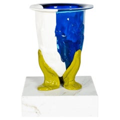 Vaso Amazonia (grande), blu chiaro e bianco opaco, piedi verdi di Gaetano Pesce