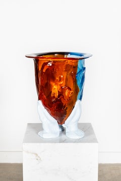 Vaso Amazonia (Lrg), arancio e blu chiaro con piedini blu pastello di Gaetano Pesce
