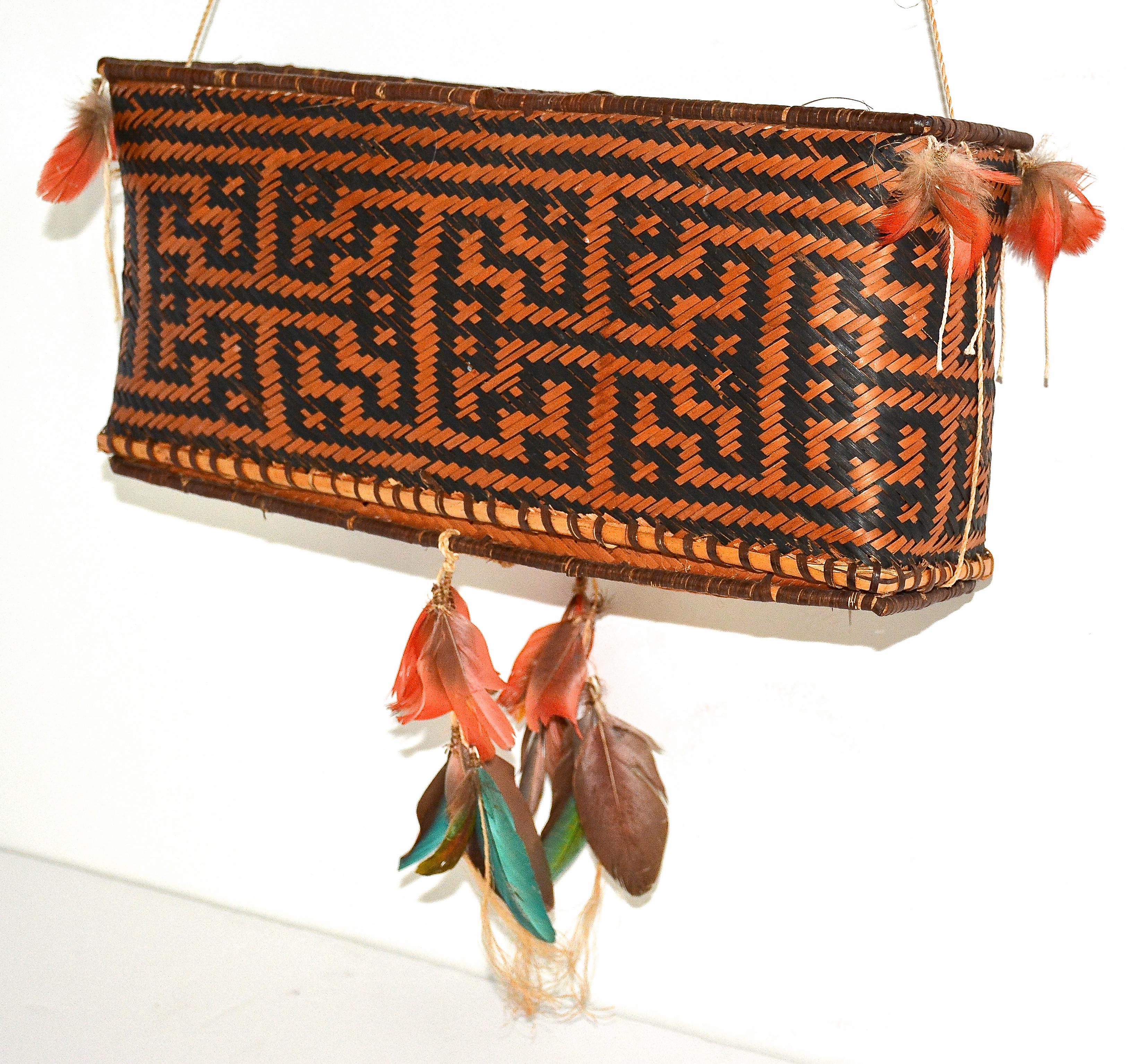 Cesta de almacenaje de plumas
Tribu Rikbaktsa, Río Jurene, Mato Grosso, Brasil
1990
Fibra trenzada, madera, plumas, fibra natural trenzada y algodón.
5 pulgadas de alto x 12 pulgadas de largo x 3 pulgadas de ancho.