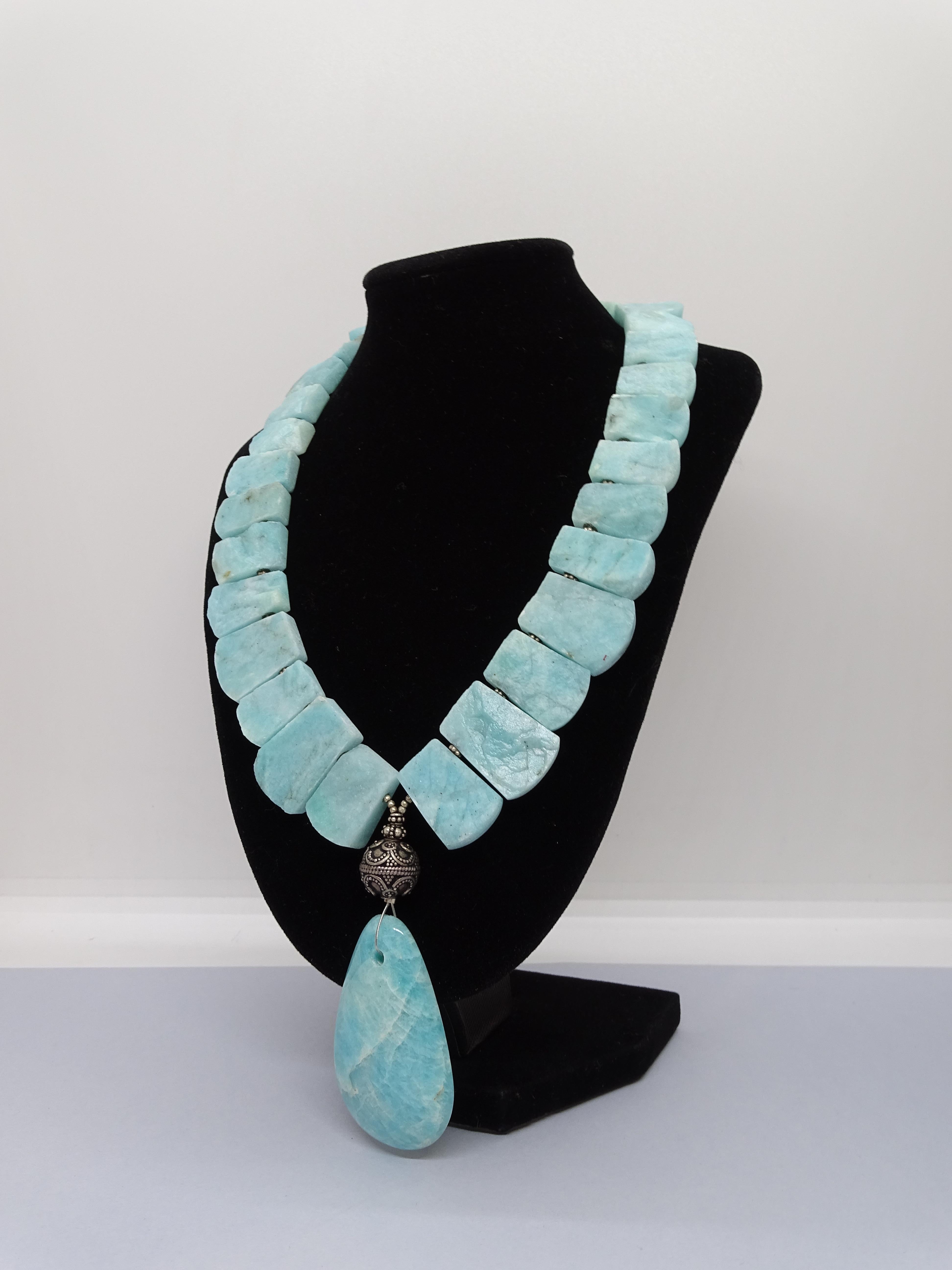 Gorgeous and trendy pendant necklace in silver and Amazonite stone . From a private French collection
The  Amazonite stone is a silicate that is usually pale green, but there are also stones of opaque green, bluish green, yellowish green or