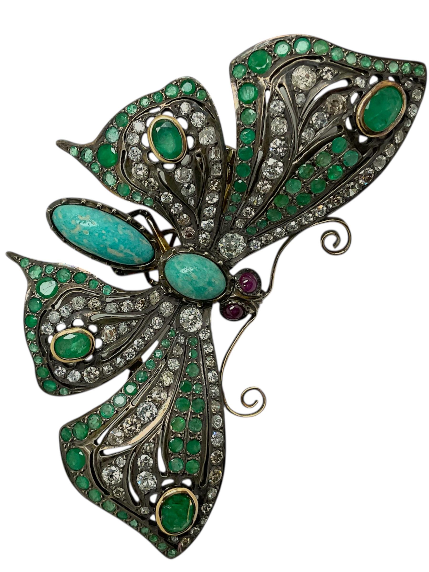 This butterfly brooch, dated around 1940, is crafted in 18 k yellow gold and silver—a common combination in high jewelry of the period, allowing for both visual contrast and secure stone setting. The main structure is made of silver, meticulously