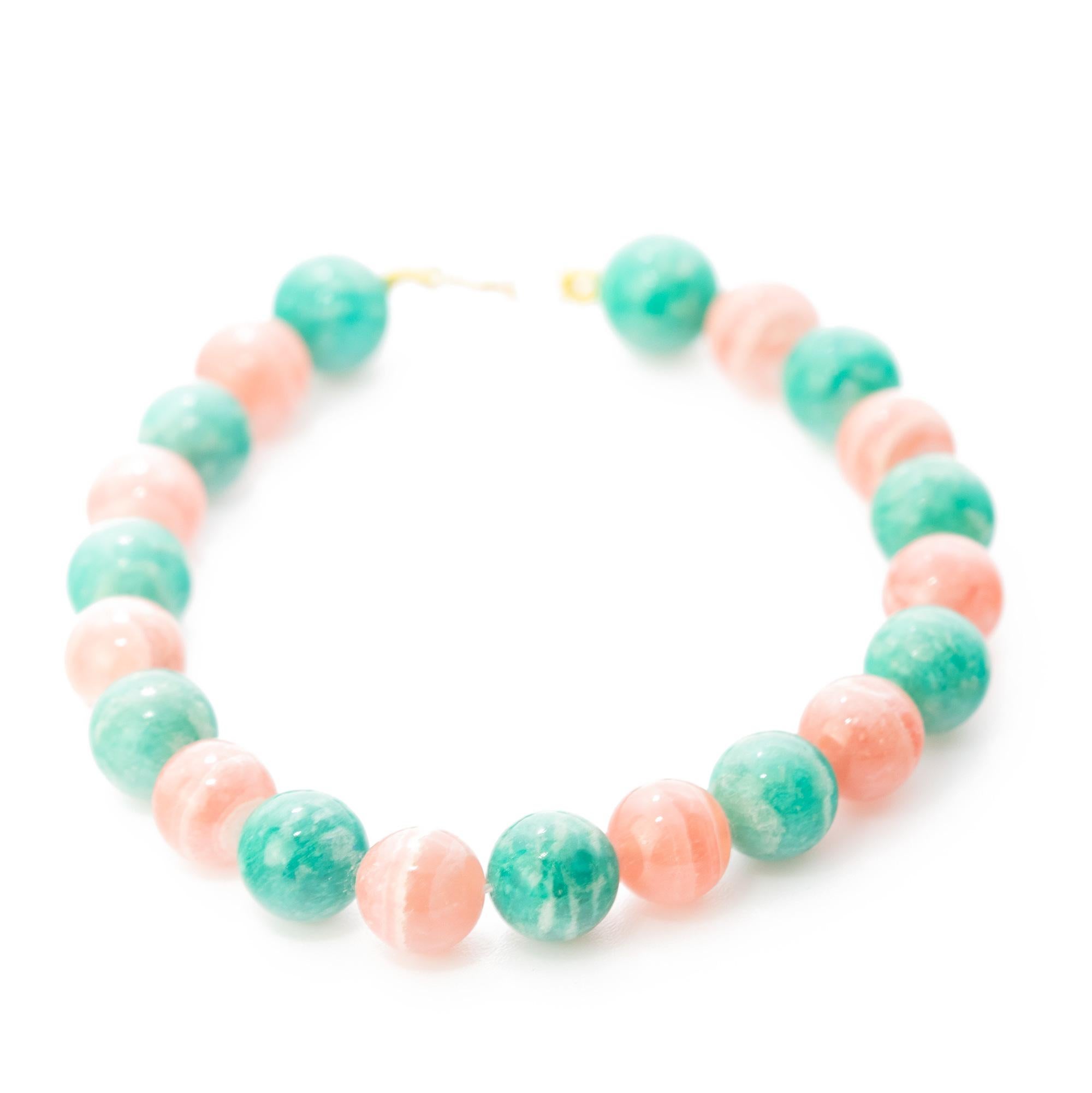 Las cuentas raras y preciosas crean una pulsera colorida y alegre, lujosa pero fácil de llevar.

Un elegante toque de glamour al alcance de tu mano. Déjate tentar por un estilo chic y juvenil. 

- Oro amarillo de 18 quilates 0,4 g
- Amazonita de 8