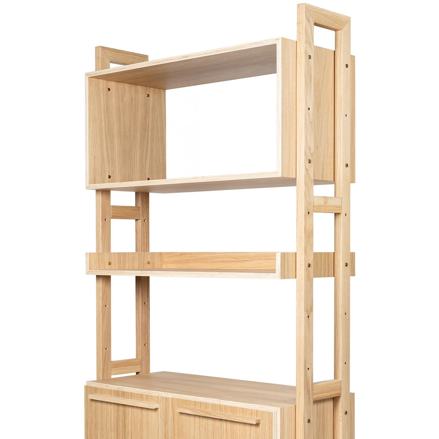 This modular, customizable bookshelf with sides in solid oak and shelves and containers in oak plywood will give a modern touch to living or office spaces. Shelves can be positioned where needed thanks to holes at different heights in the supporting