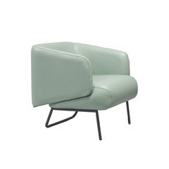 Poltrona Ambar rivestita in pelle grigio menta di Bow and Arrow