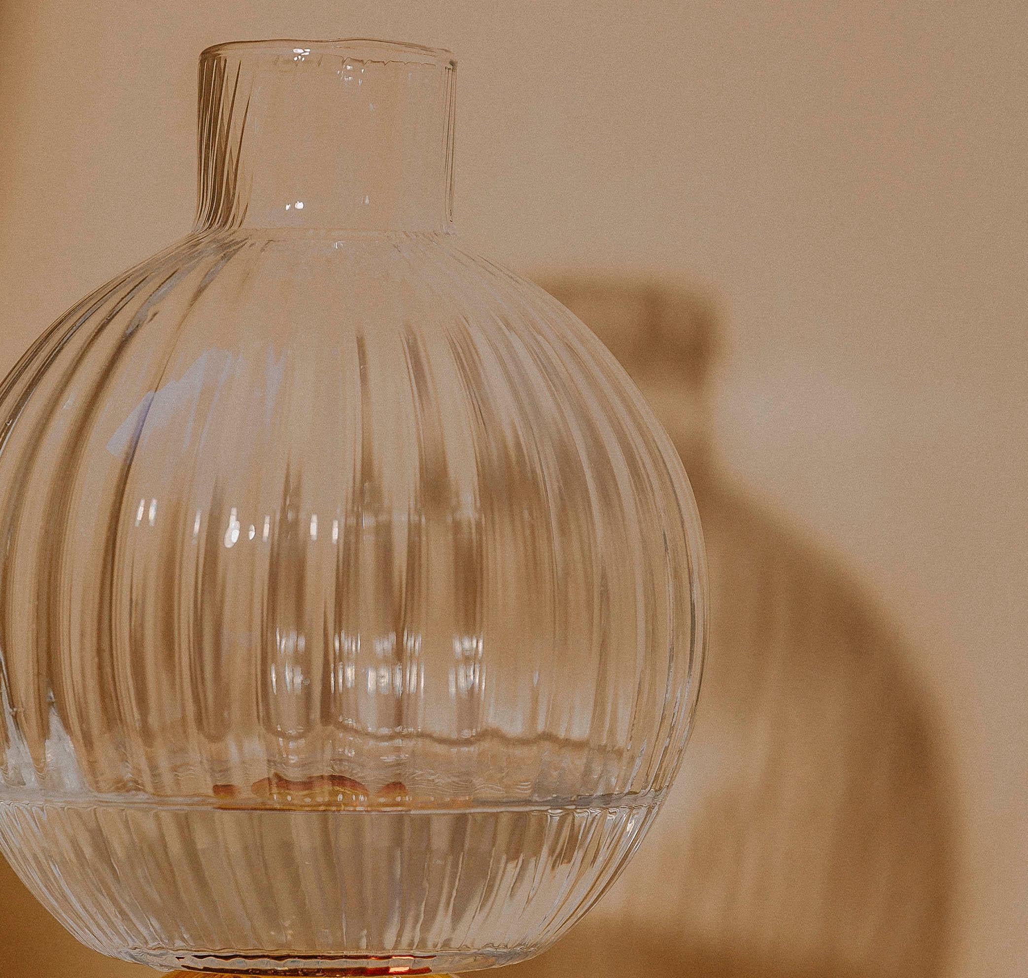 Zeitgenössische mundgeblasene Bernsteinglas-Serviervase von Natalia Criado, rund (Italienisch)