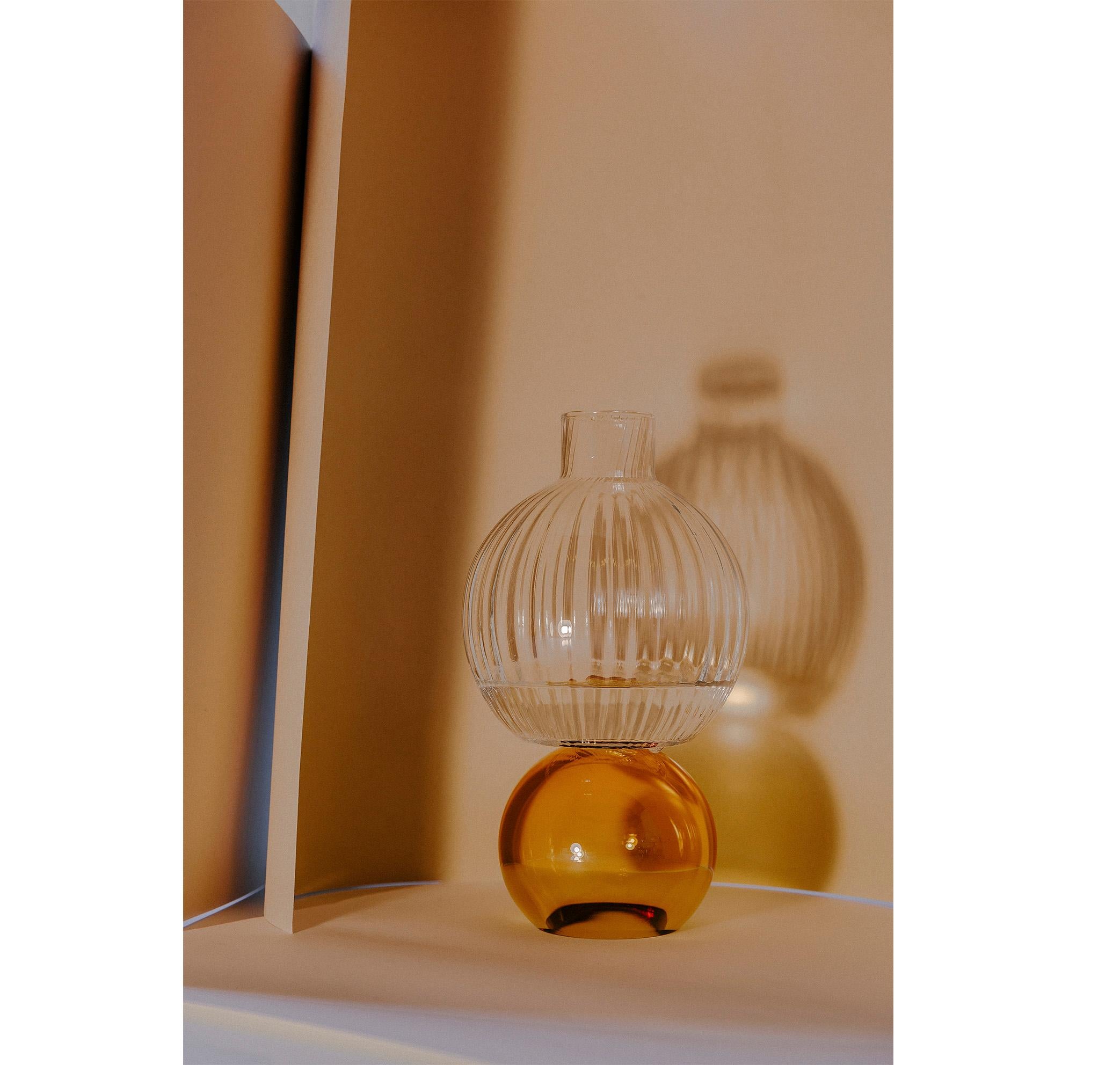 Zeitgenössische mundgeblasene Bernsteinglas-Serviervase von Natalia Criado, rund im Zustand „Neu“ in Milan, IT