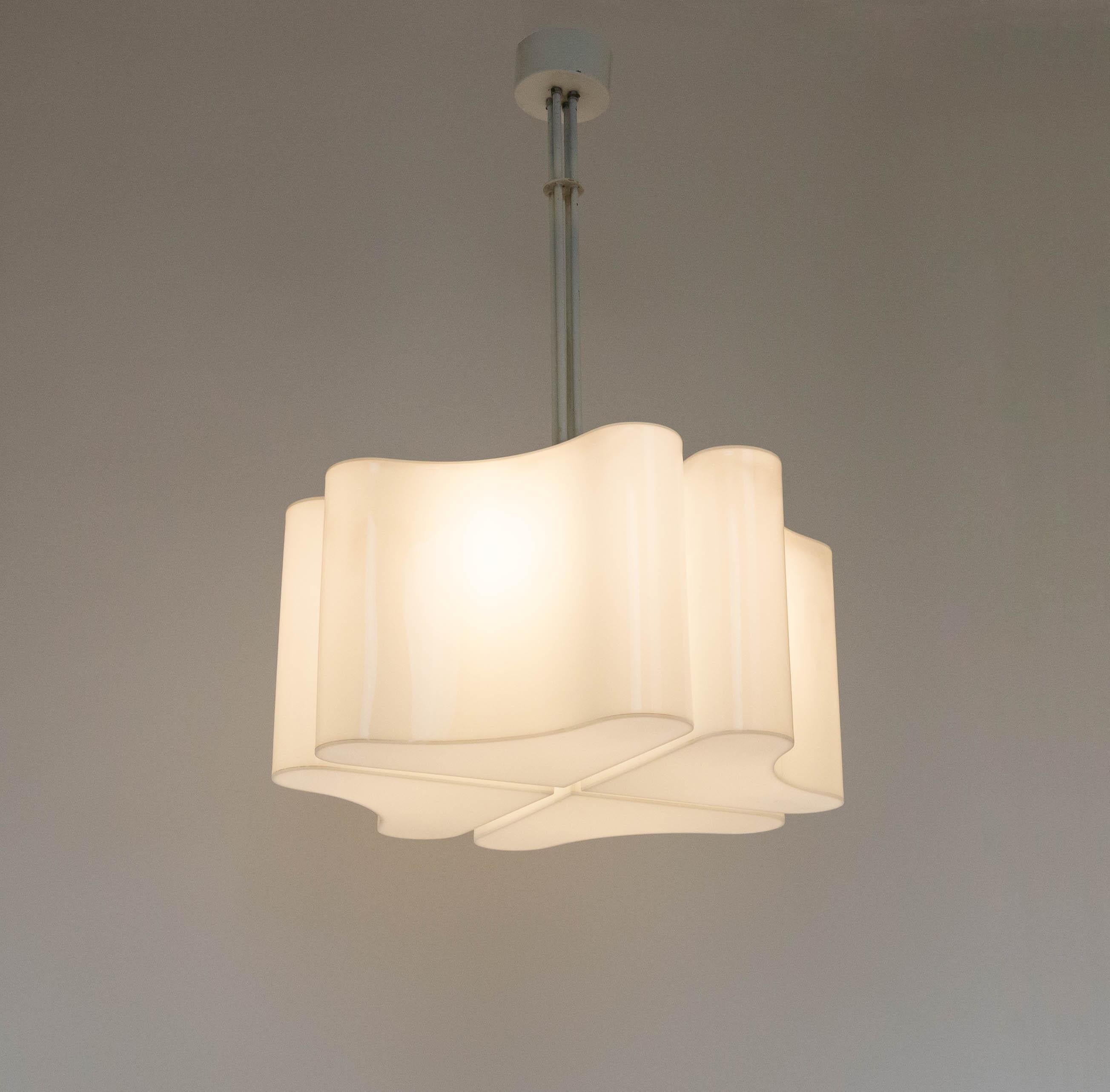 Lampada a sospensione o lampadario Ambasciata disegnato da Vittorio Introini per Stilnovo alla fine degli anni Sessanta.

La lampada è composta da quattro paralumi di plastica identici che, visti dal basso, ricordano la forma di un quadrifoglio. I