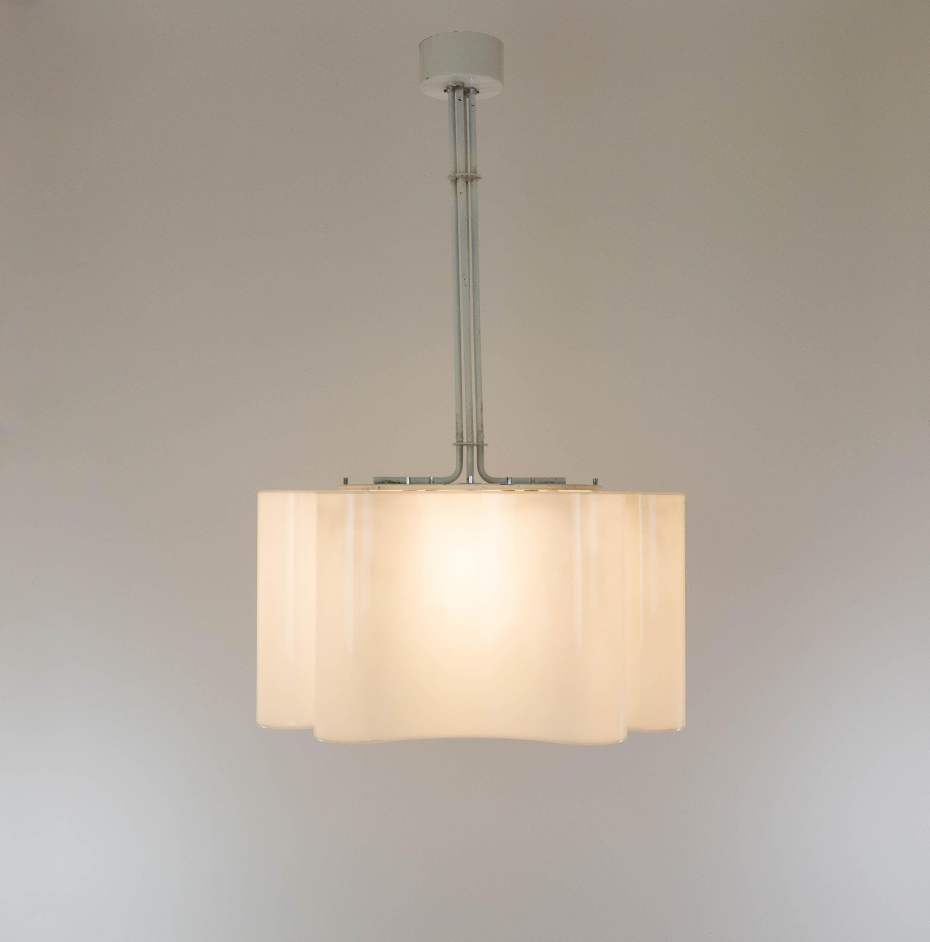 Mid-Century moderno Ciondolo o lampadario Ambasciata di Vittorio Introini per Stilnovo, anni '70 in vendita