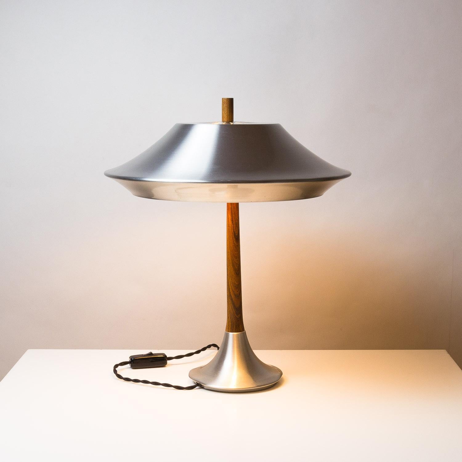 A rare Ambassador table light in aluminium and rosewood by Jo Hammerborg for Fog & Mørup, Denmark, 1960s.
Contact us for competitively priced worldwide shipping quotes.