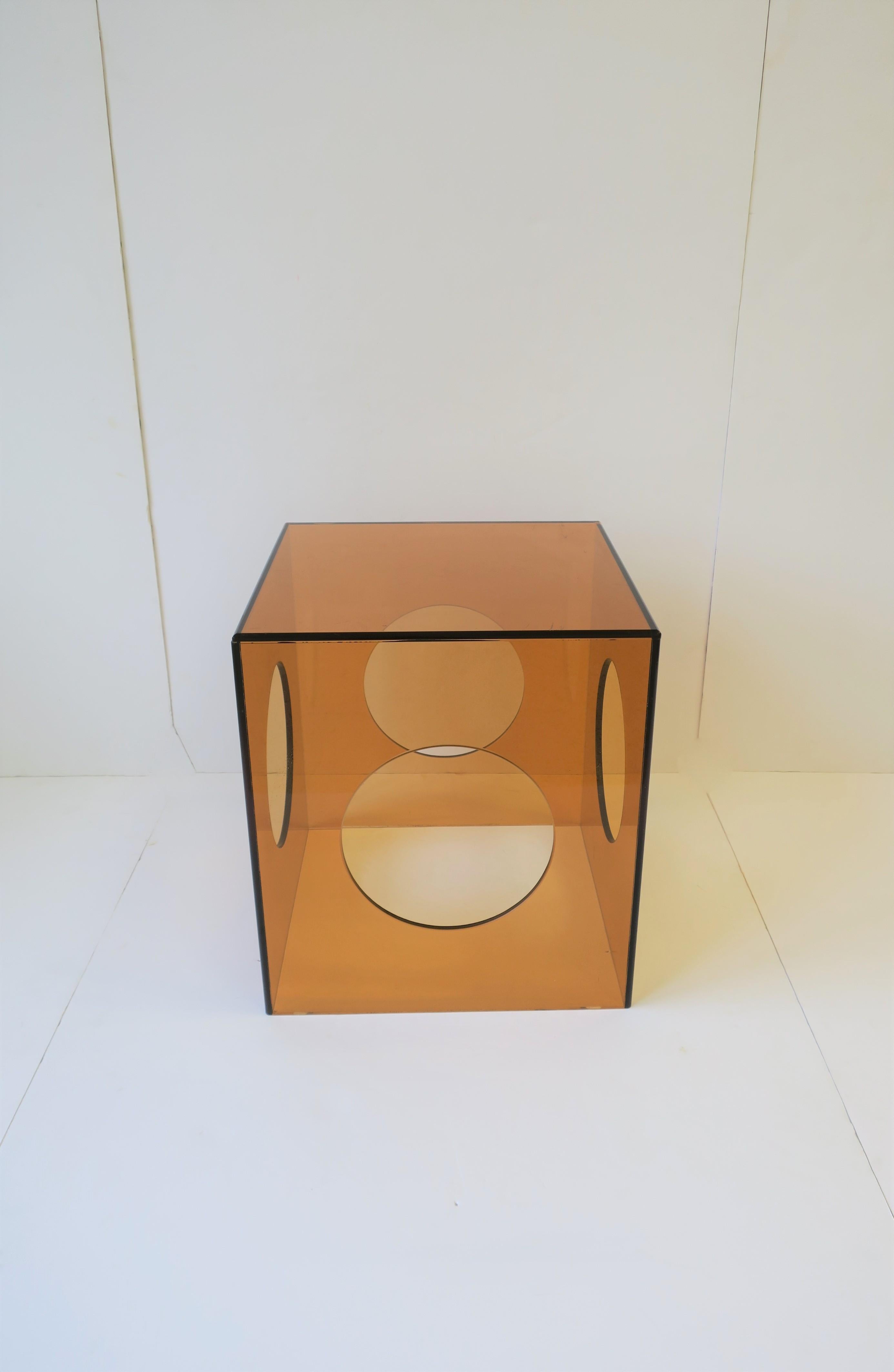 Ein großartiger, bernsteinfarbener/orangefarbener, quadratischer Beistell- oder Beistelltisch aus Acryl mit runden, geometrischen Aussparungen im modernen Stil. 

Maße: 15