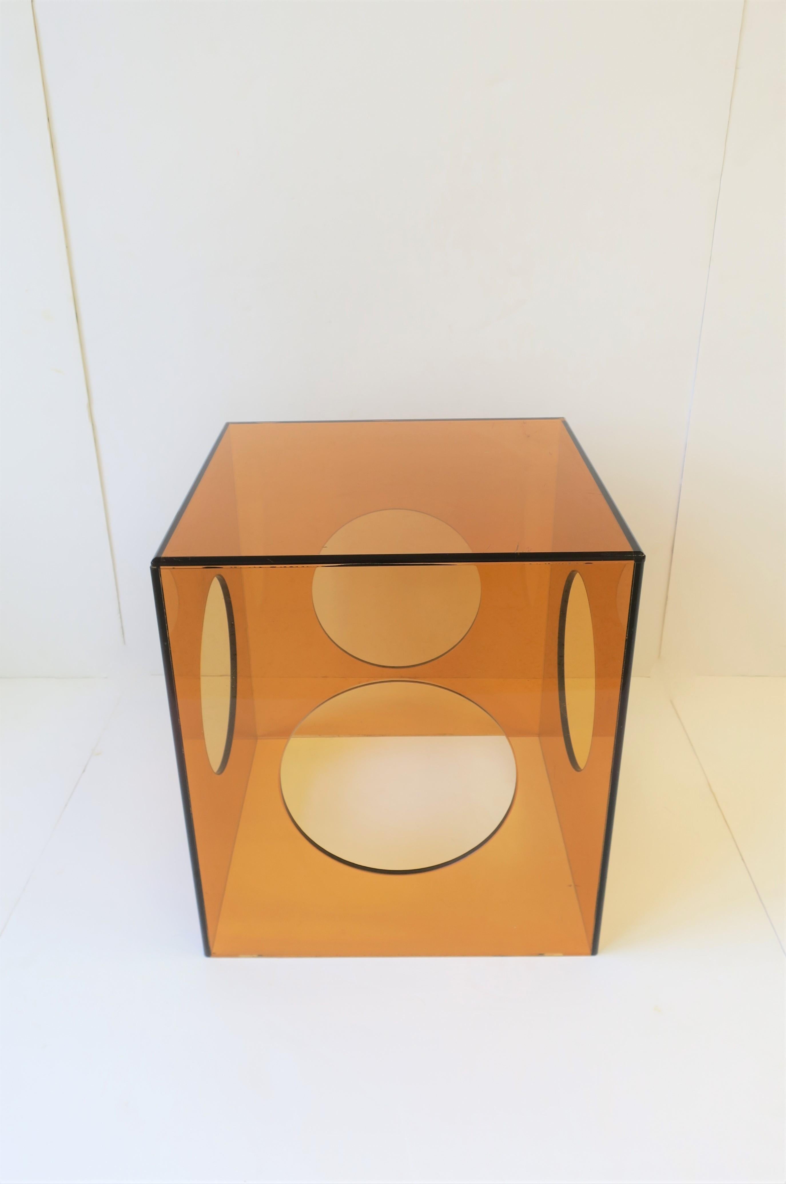 Orange Acryl Quadratischer Würfel Beistelltisch oder Endtisch im Zustand „Gut“ in New York, NY