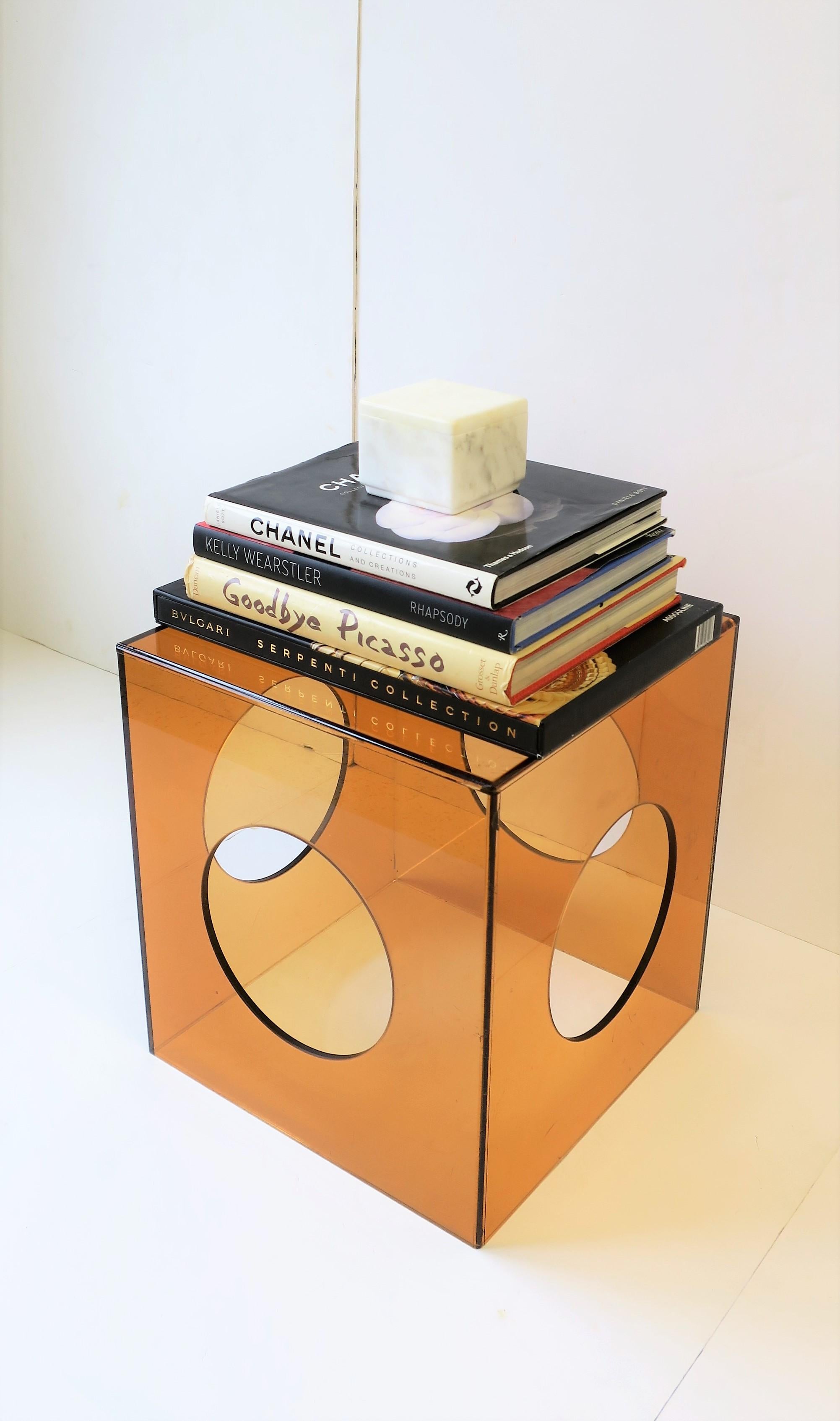 Orange Acryl Quadratischer Würfel Beistelltisch oder Endtisch (21. Jahrhundert und zeitgenössisch)