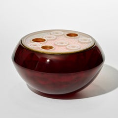Géode d'agate d'ambre, une sculpture en verre coulé rouge, transparent et ambré d'Angela Jarman