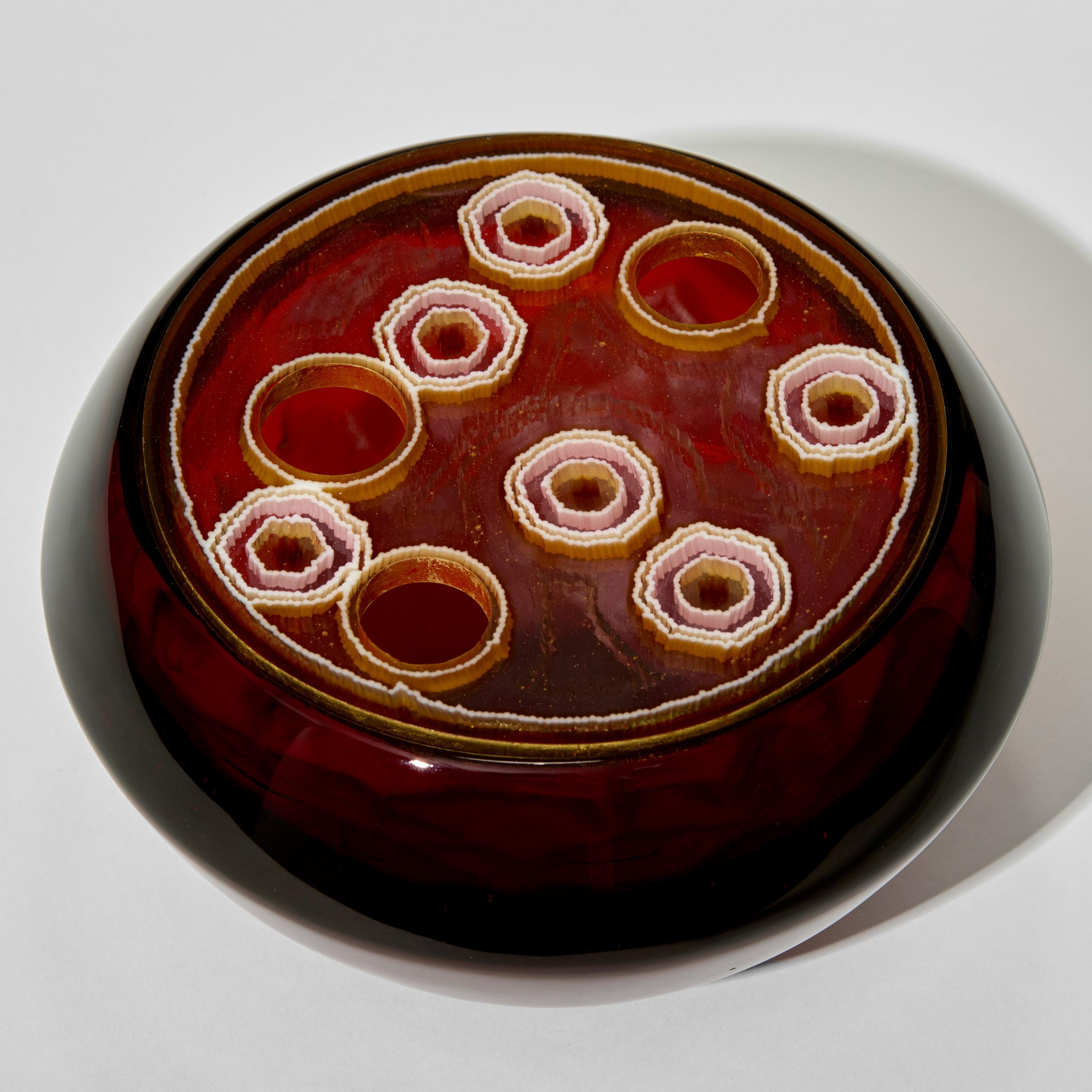 Organico moderno Geode di agata d'ambra, una scultura in vetro fuso rosso, trasparente e ambrato di Angela Jarman in vendita