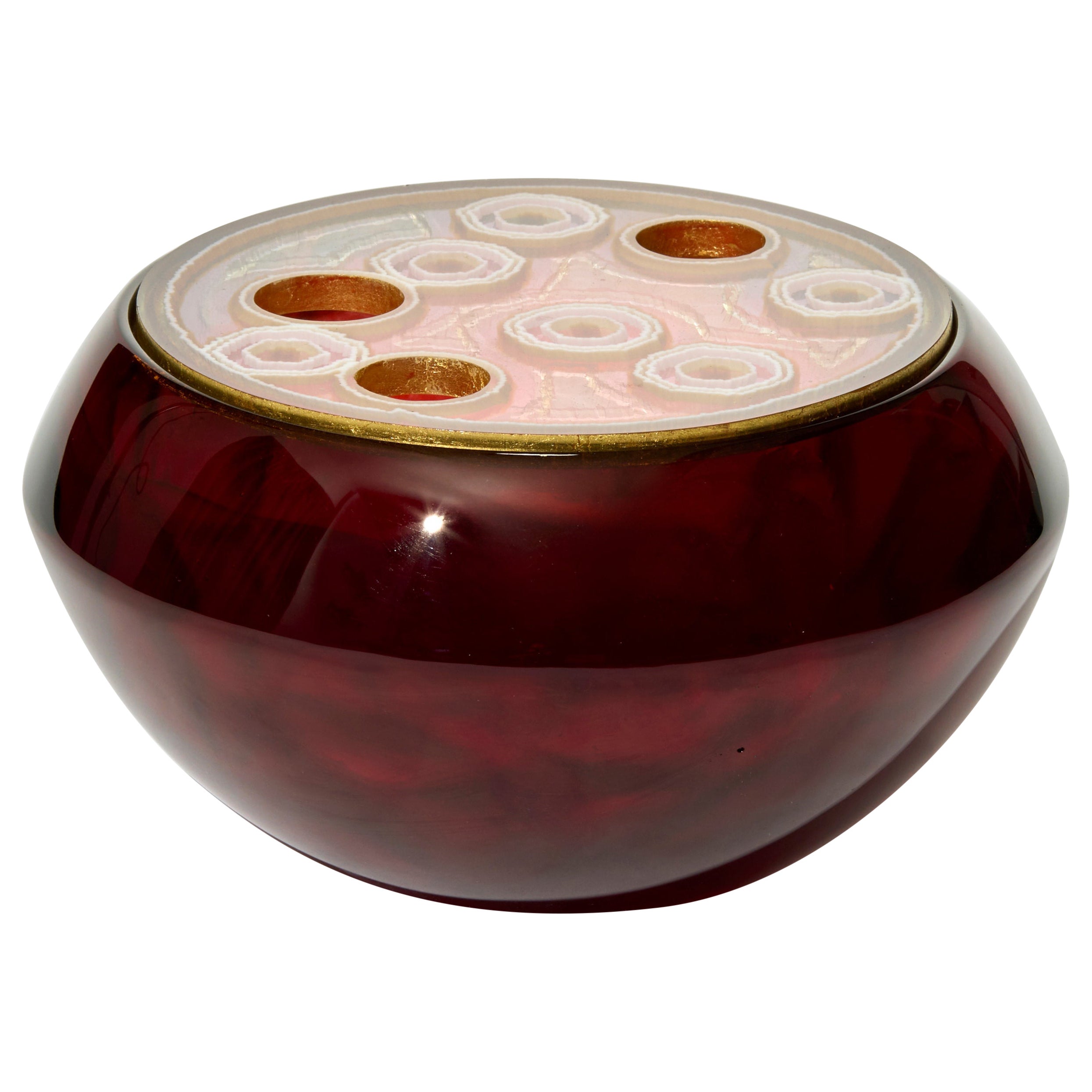 Geode di agata d'ambra, una scultura in vetro fuso rosso, trasparente e ambrato di Angela Jarman