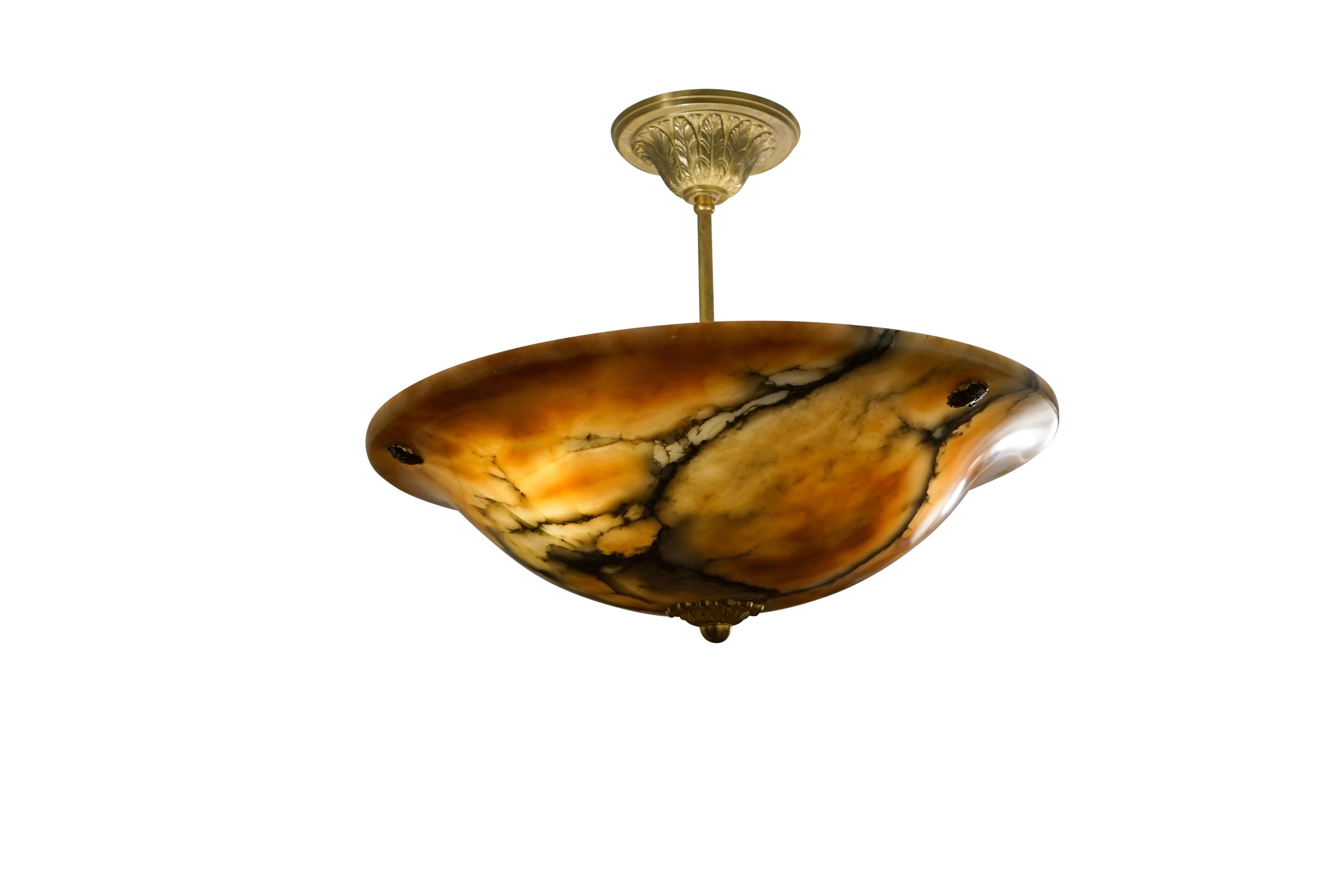 Sculpté Pendentif en albâtre ambré monté sur une tige en laiton:: Suède:: 1920 en vente