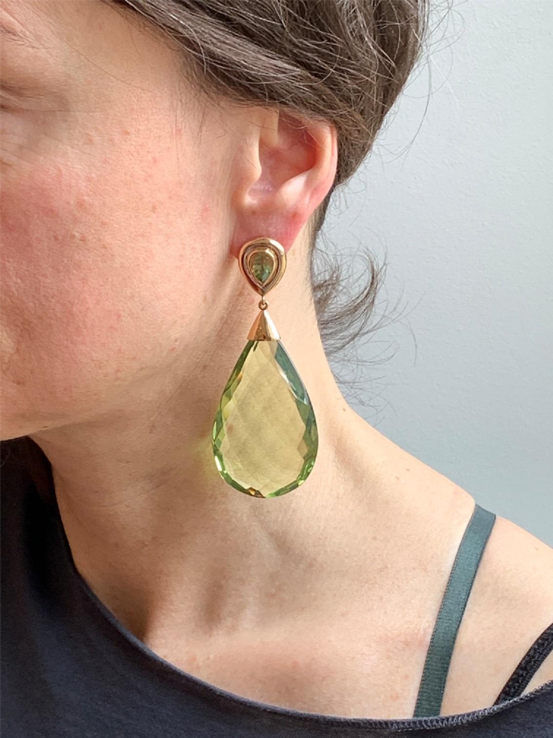 Stunning precious basics earrings, set in 18kt rose gold with 2 peridots of 4.14 ct and 2 Amber 115.67 ct.
Designed by Colleen B. Rosenblat.

