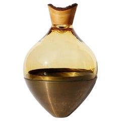 Vase d'Inde II en ambre et laiton patiné, Pia Wüstenberg