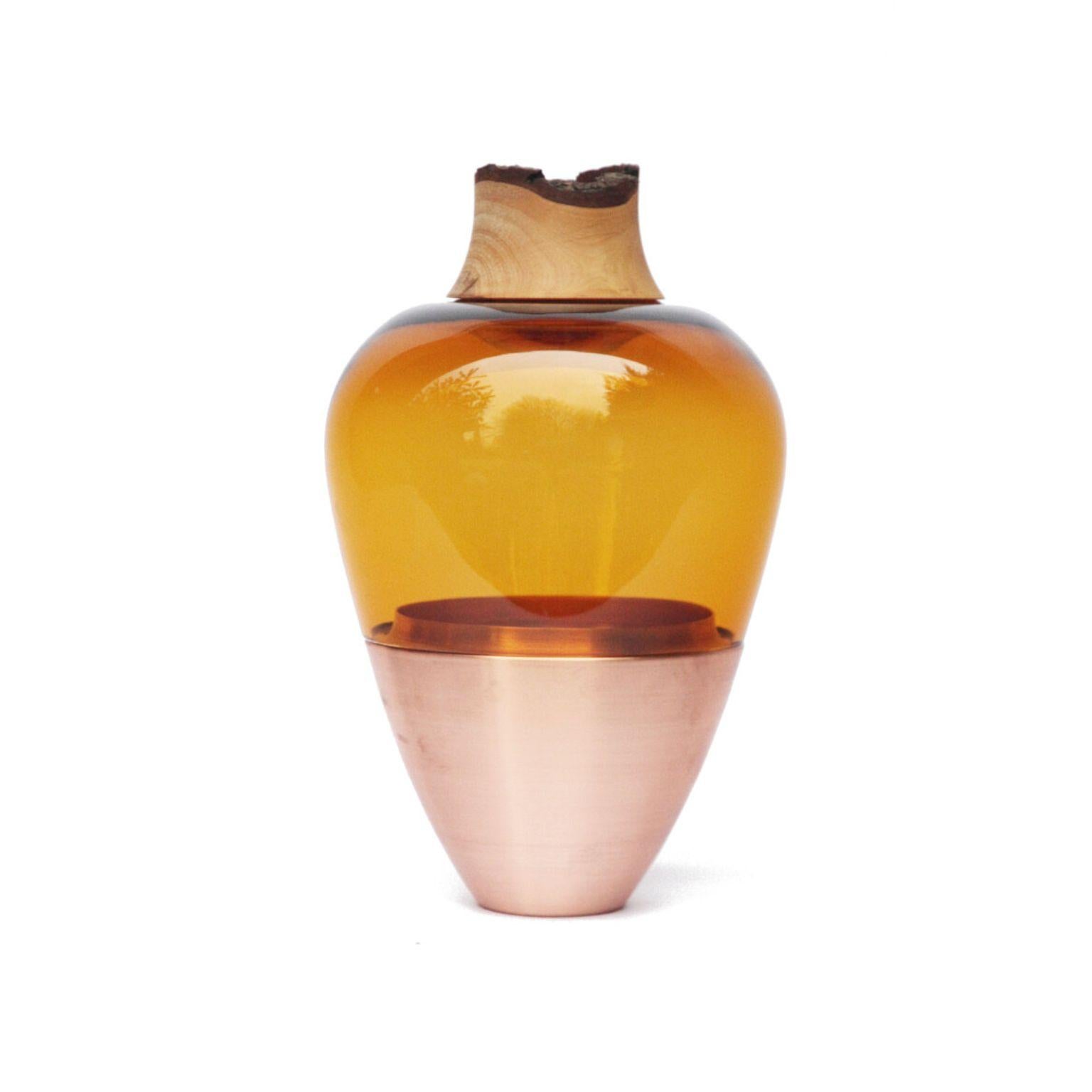 Recipiente apilable de vidrio soplado ámbar y latón esculpido India, Pia Wüstenberg Alemán en venta