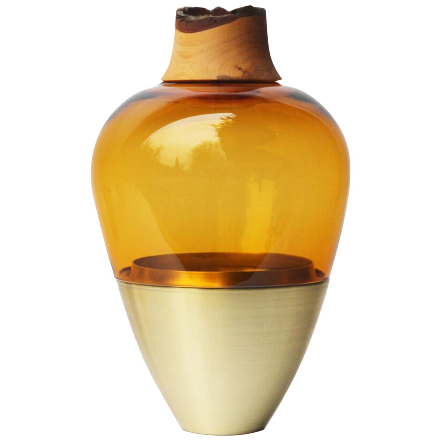 Vase empilable Inde en verre soufflé sculpté, ambre et laiton, Pia Wüstenberg