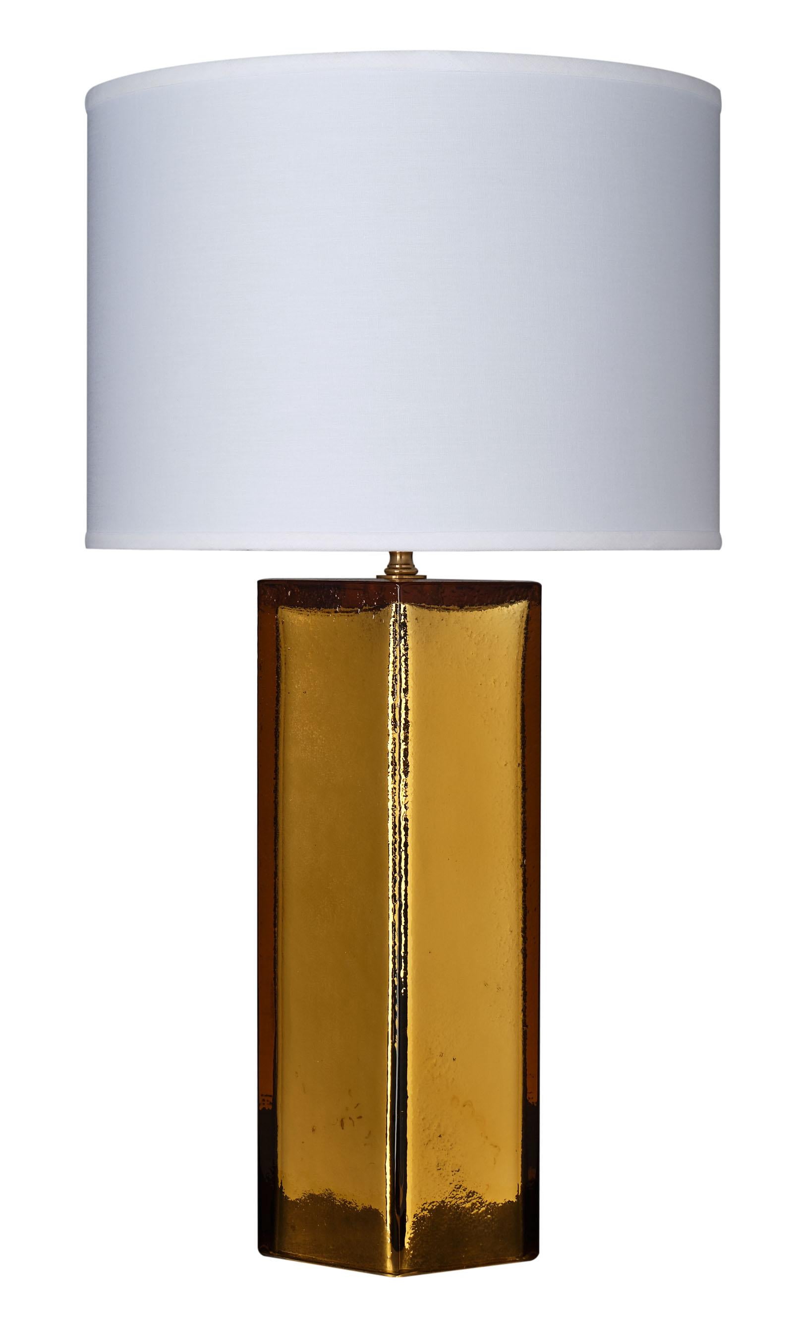 Pagliesco Murano Glaslampen in sechseckiger Form. Wir lieben den schönen Ton des mundgeblasenen Glases - pagliesco in der Farbe und gespiegelt auf der Innenseite für einen schönen metallischen Glanz. Dieses ausgezeichnete Paar ist vom Glasmeister