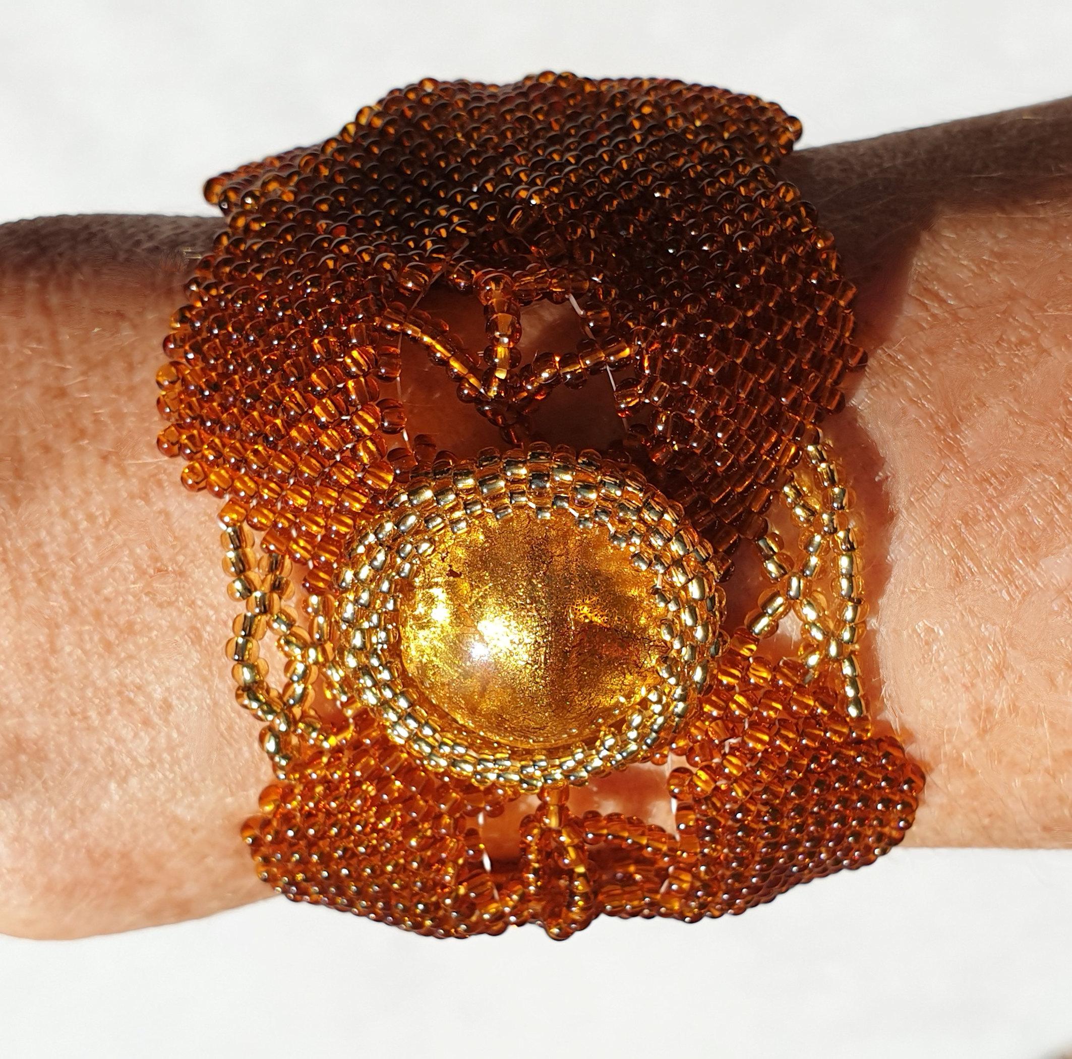 Amber and gold Murano glass beads costume bracelet.
Unique, hand made by artist Paola B. in Venise, Italy, 2010s.
The artist is a member of Venezia Vetro Acqua e Terra, and AMA: Associazione Maestri Artigiani del Vetro.
Made of: Murano glass beads,