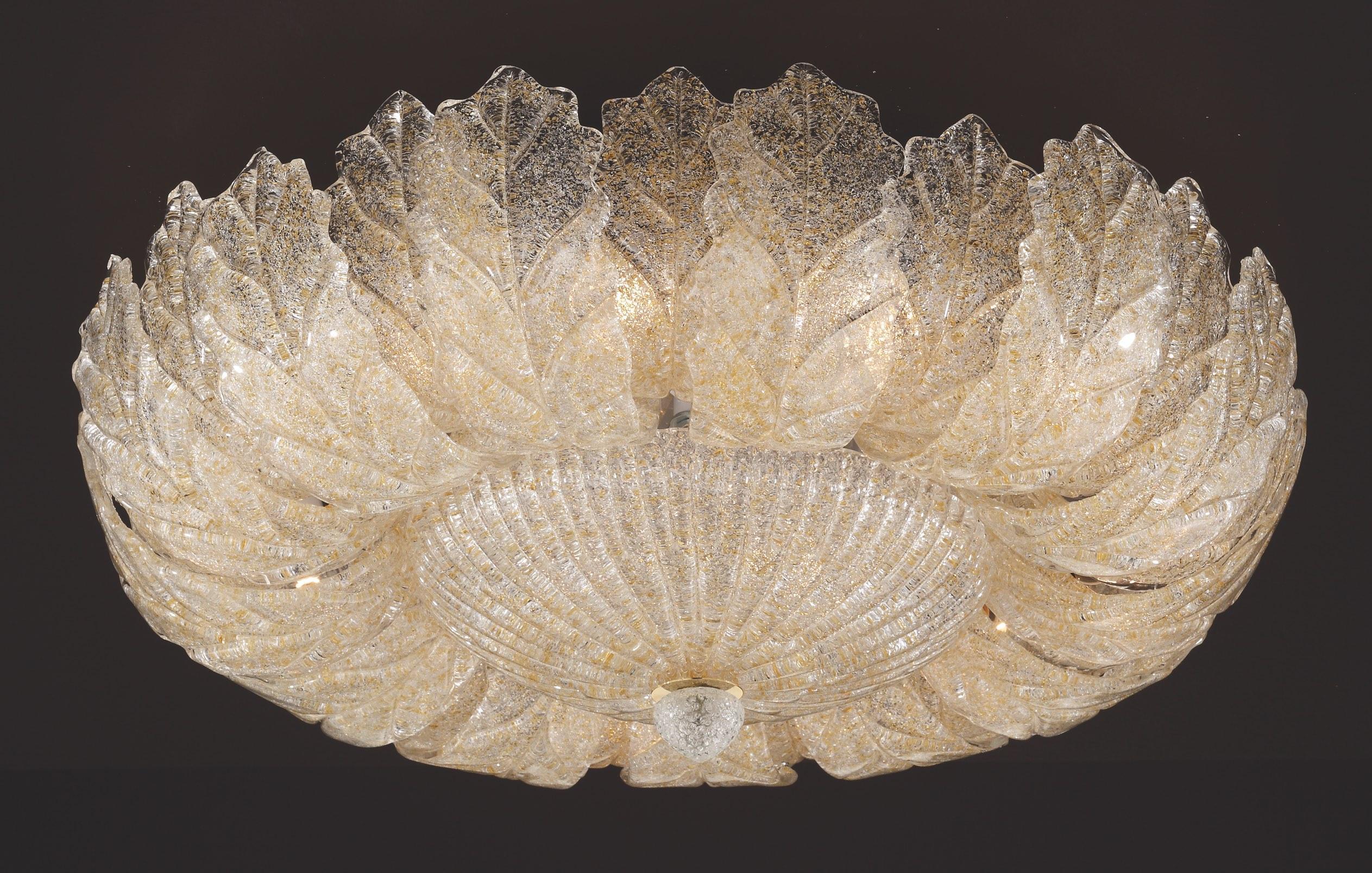 Empotrable italiano con hojas de cristal de Murano transparente sopladas a mano en Graniglia ámbar para producir un efecto de textura granulada, montado en un marco de metal chapado en oro de 24 quilates de Fabio Ltd / Made in Italy
15 luces / tipo