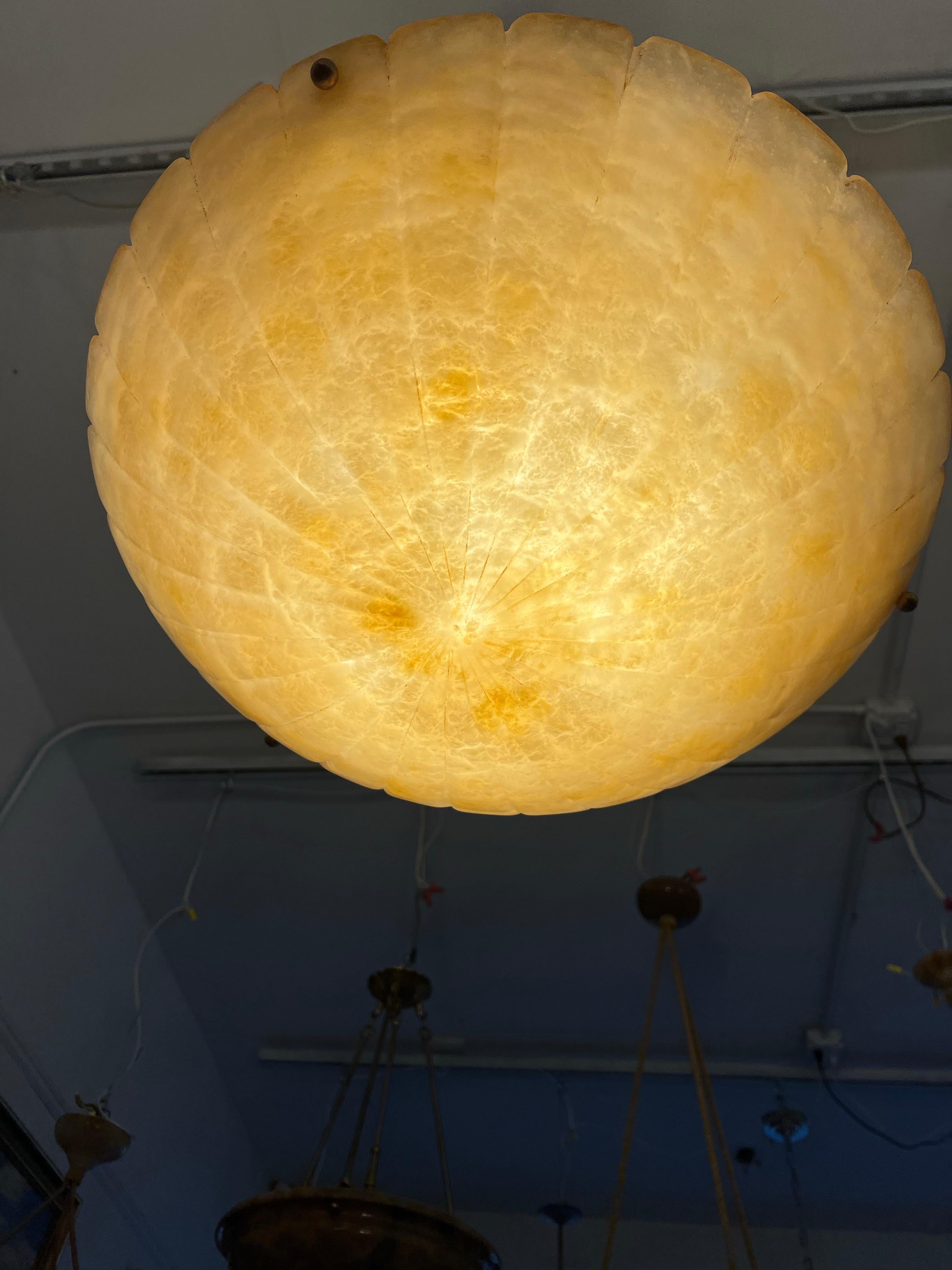 Intagliato Lampadario in alabastro ambrato art déco in vendita