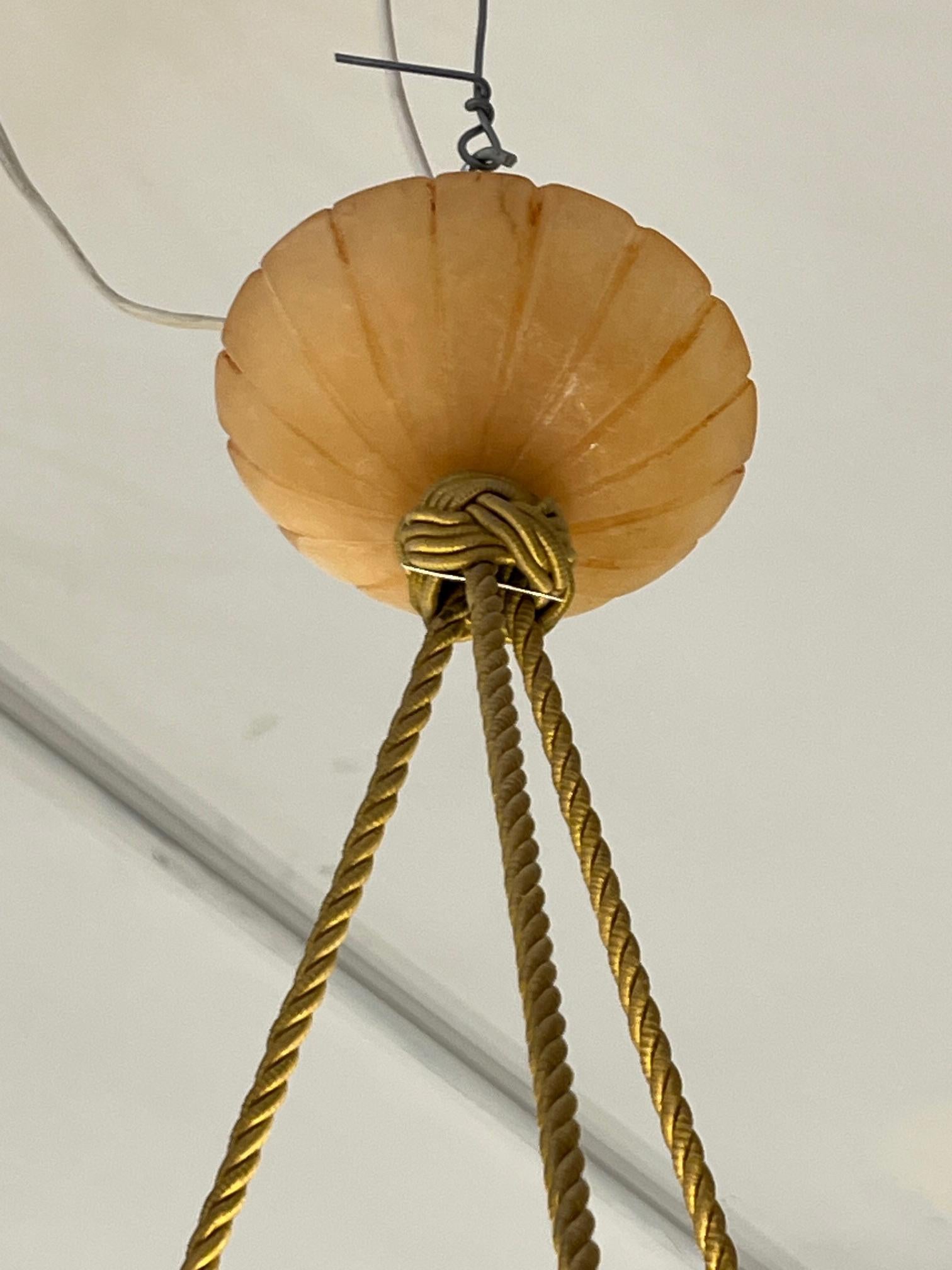 Lampadario in alabastro ambrato art déco In condizioni buone in vendita a New York, NY