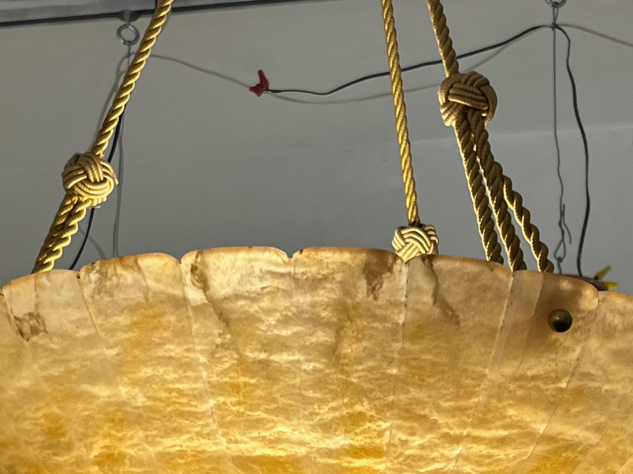 XX secolo Lampadario in alabastro ambrato art déco in vendita