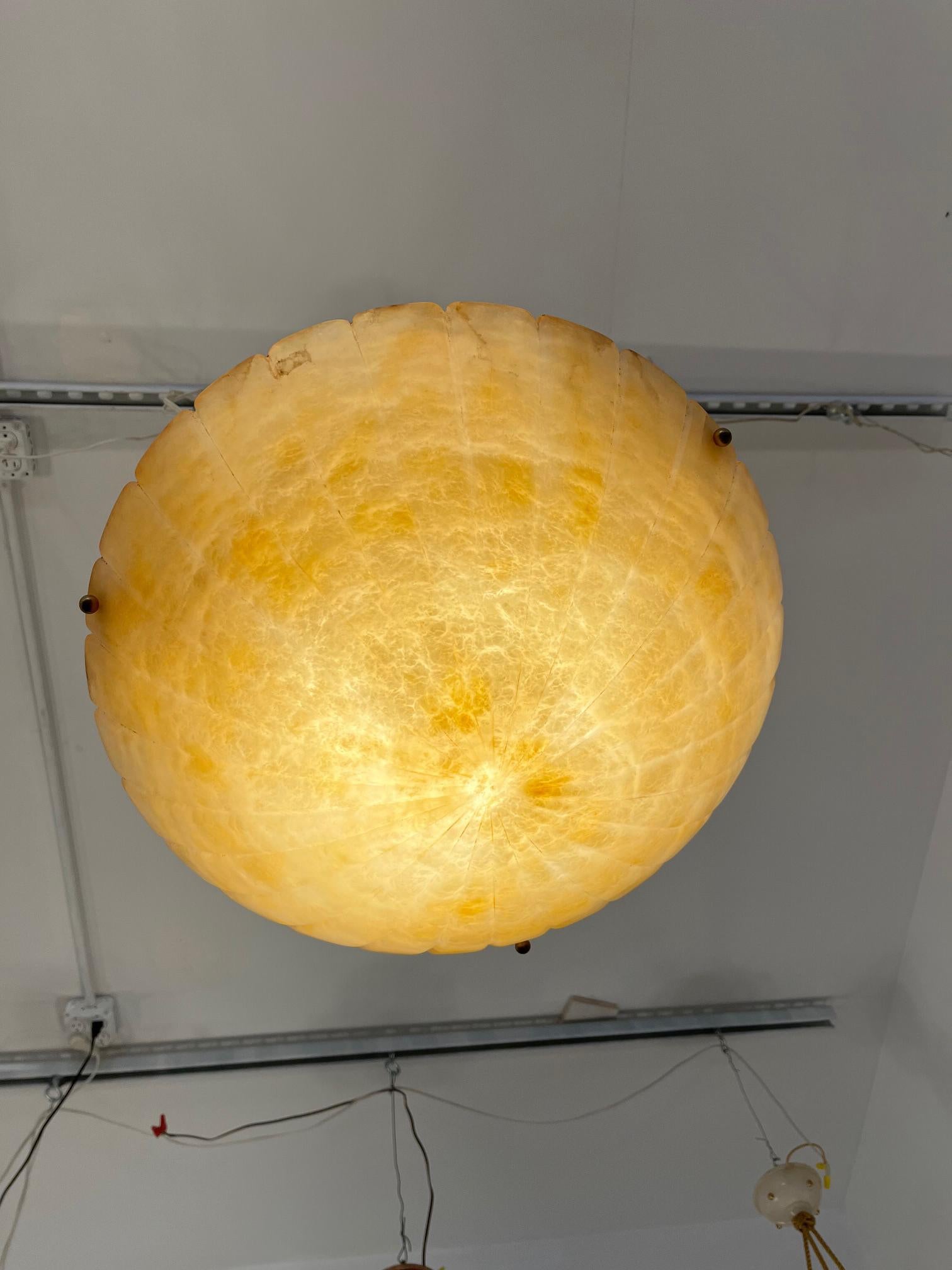 Alabastro Lampadario in alabastro ambrato art déco in vendita