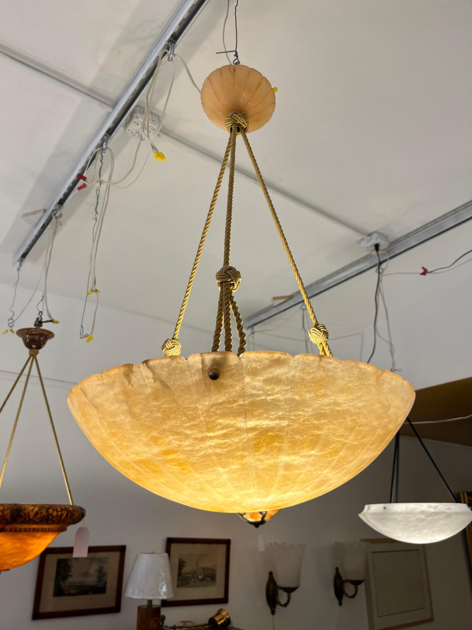 Lampadario in alabastro ambrato art déco in vendita 1