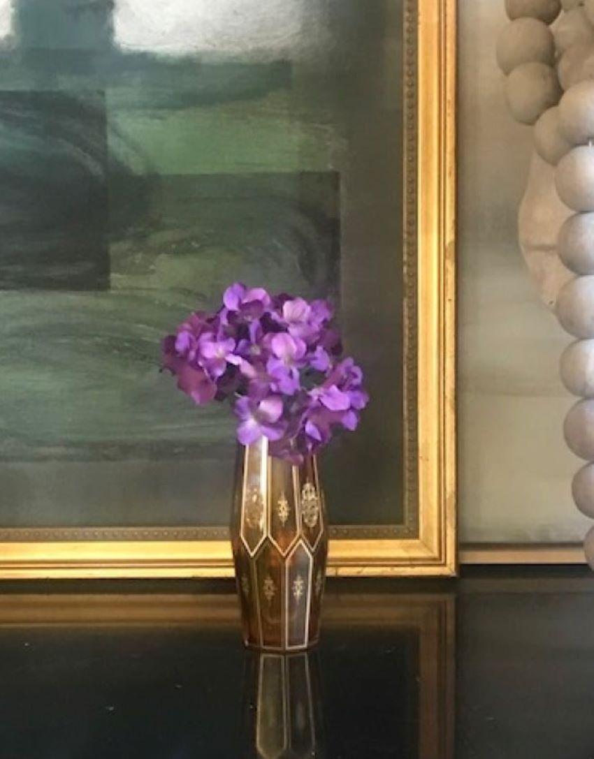 Vase en cristal taillé Art Déco avec motif au pochoir doré en vente 1