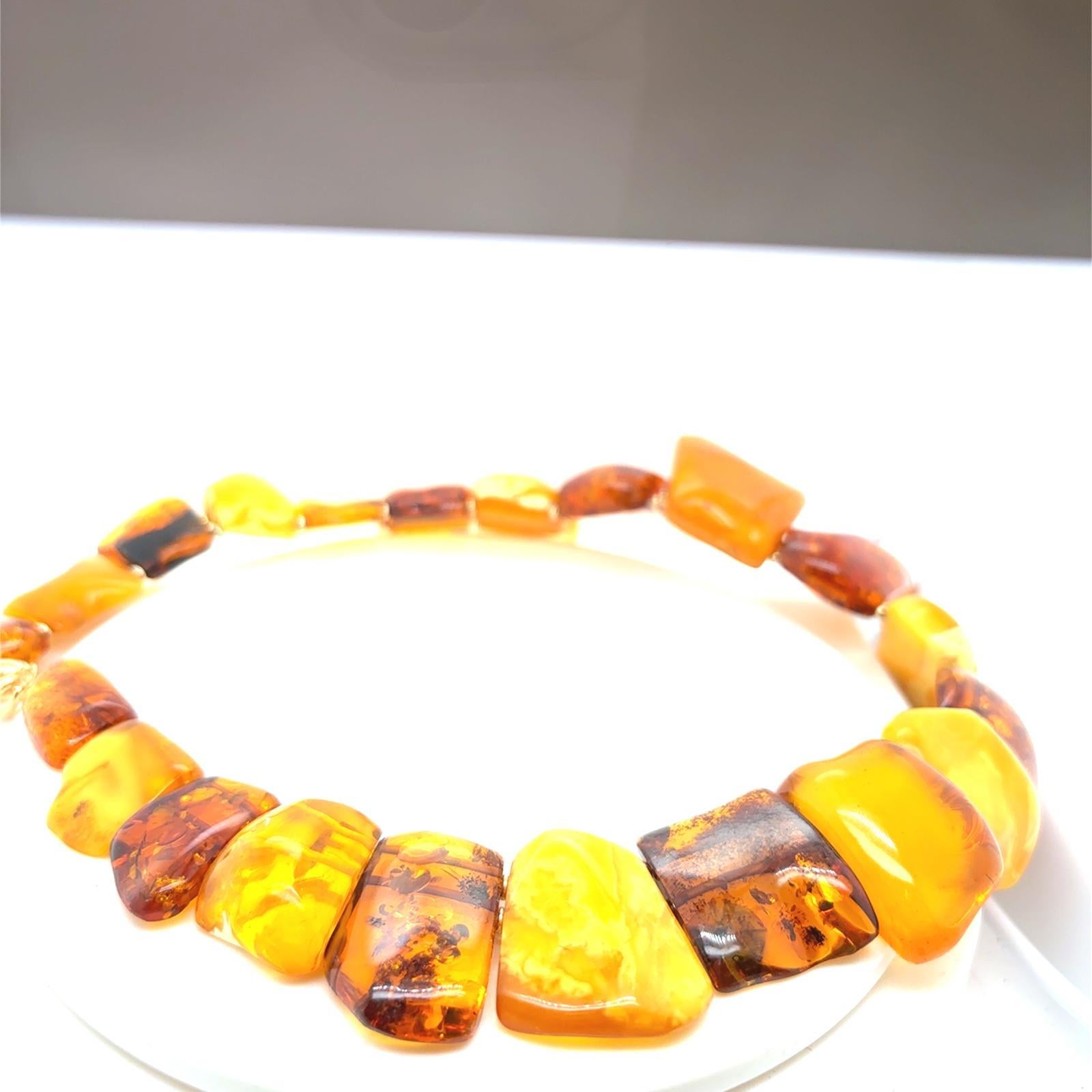 Retro Amber Bead Cleopatra Style Collar Necklace 18 Karat Yellow Gold Clasp For Sale