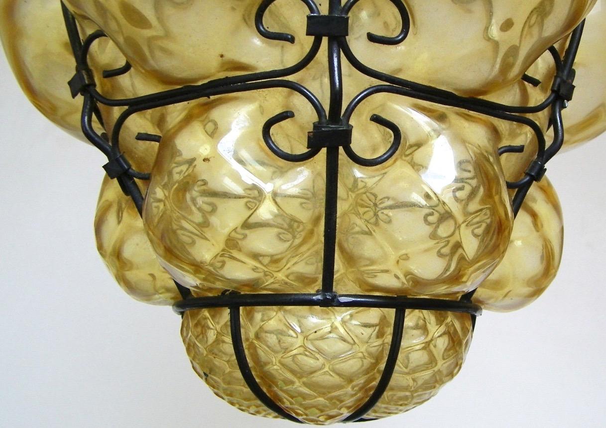 Laterne aus geblasenem, bernsteinfarbenem Murano-Glas mit Eisenrahmen und Innenbeleuchtung, um 1950.

Abmessungen:
Höhe des Gehäuses (Mindesthöhe) 14