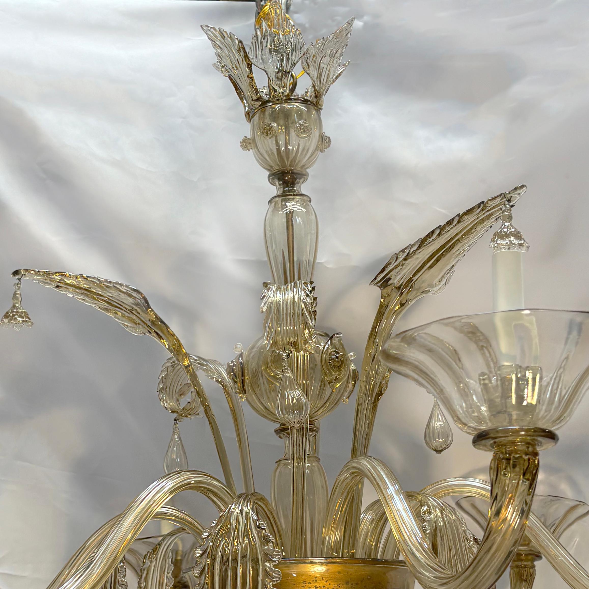 Lampadario di Murano del 1940 circa con dettagli a fogliame e 6 bracci.

Misure:
Diametro: 46