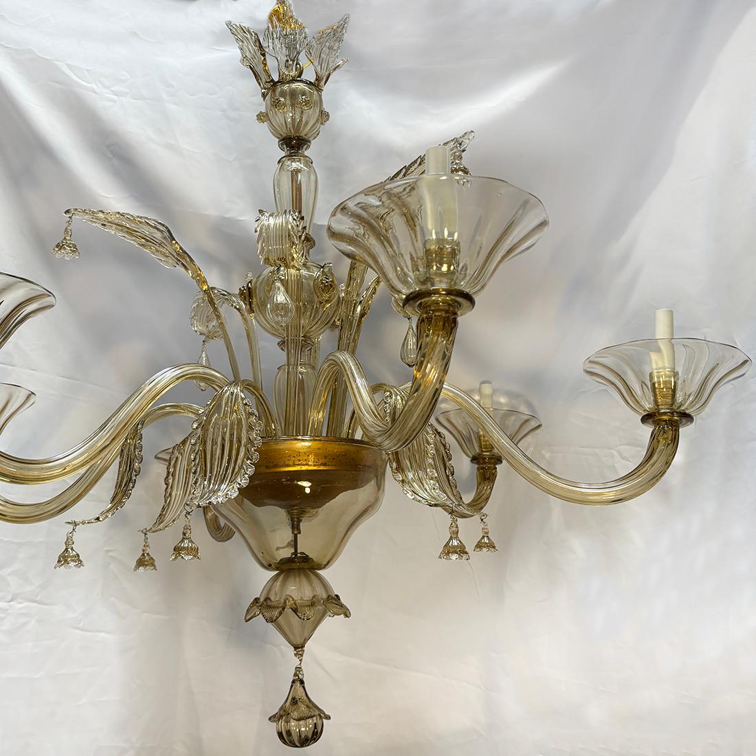 Metà XX secolo Lampadario in ambra soffiata di Murano in vendita
