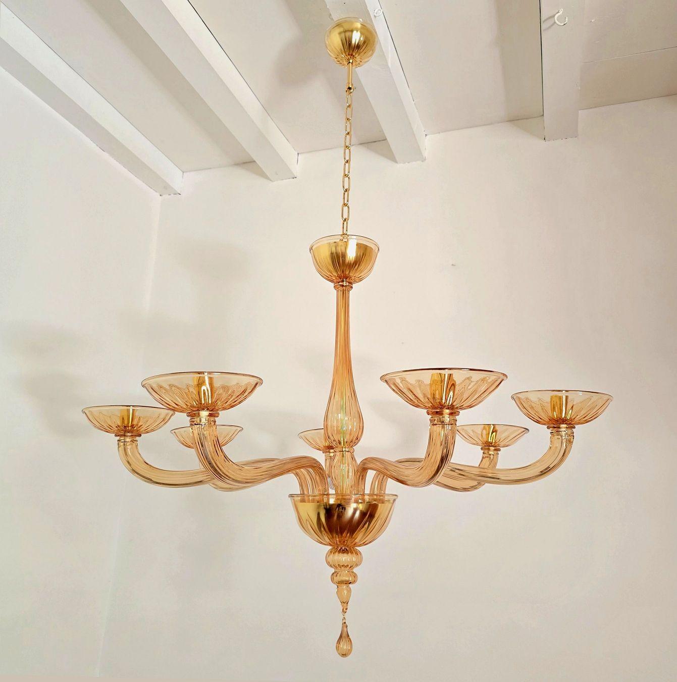 Lámpara de cristal de Murano de la modernidad de mediados de siglo, atribuida a Barovier y Toso, Italia, años 80.
La araña de cristal de Murano soplado a mano es de color marrón ámbar o terracota con monturas chapadas en oro.
La lámpara de araña