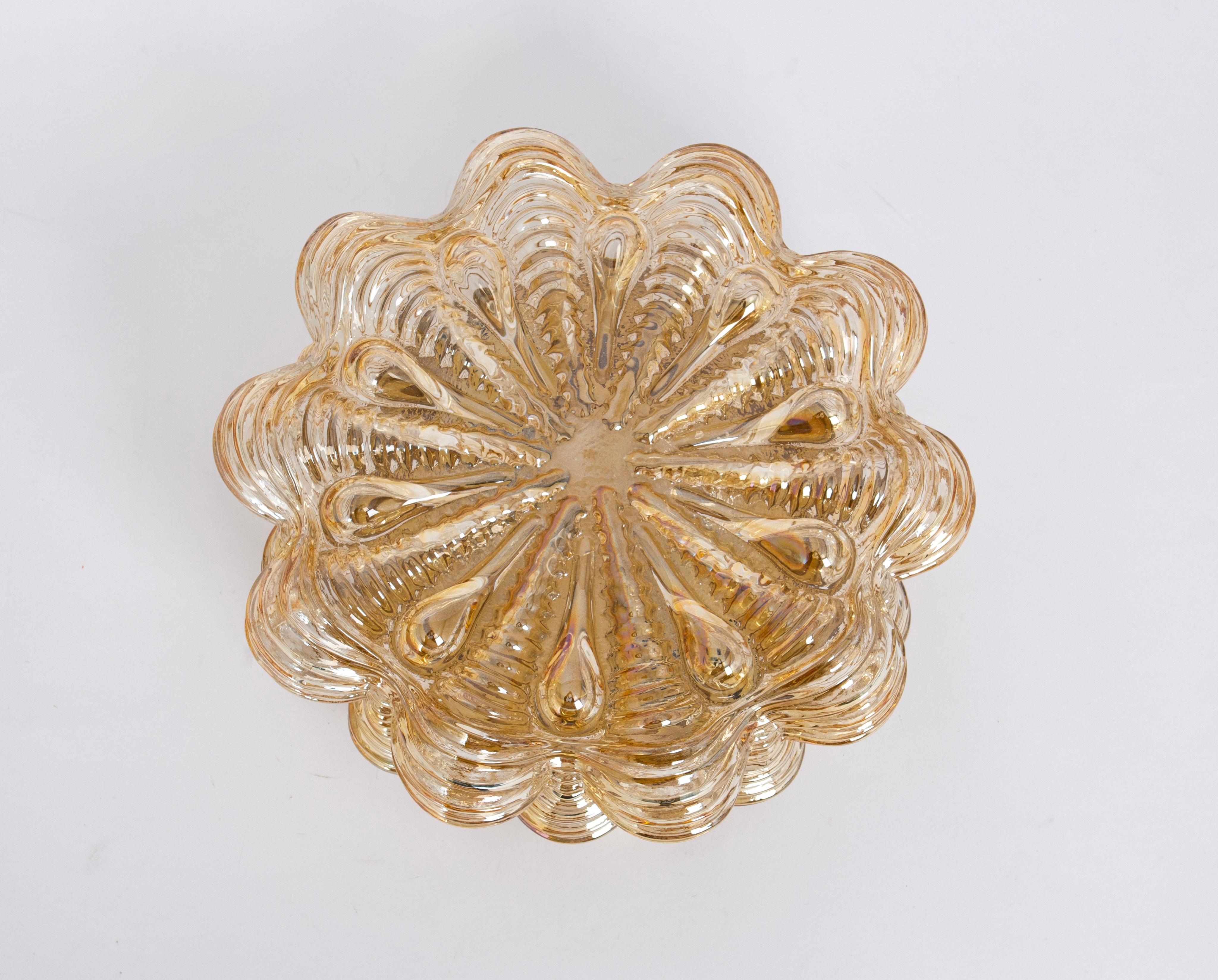 Lámpara empotrable de cristal de burbujas ámbar de estilo  Helena Tynell, Alemania.
Buena calidad y en muy buen estado. Limpio, bien cableado y listo para usar. 

La Bubble Glass Flush Mount proporciona una iluminación cálida y acogedora que llena