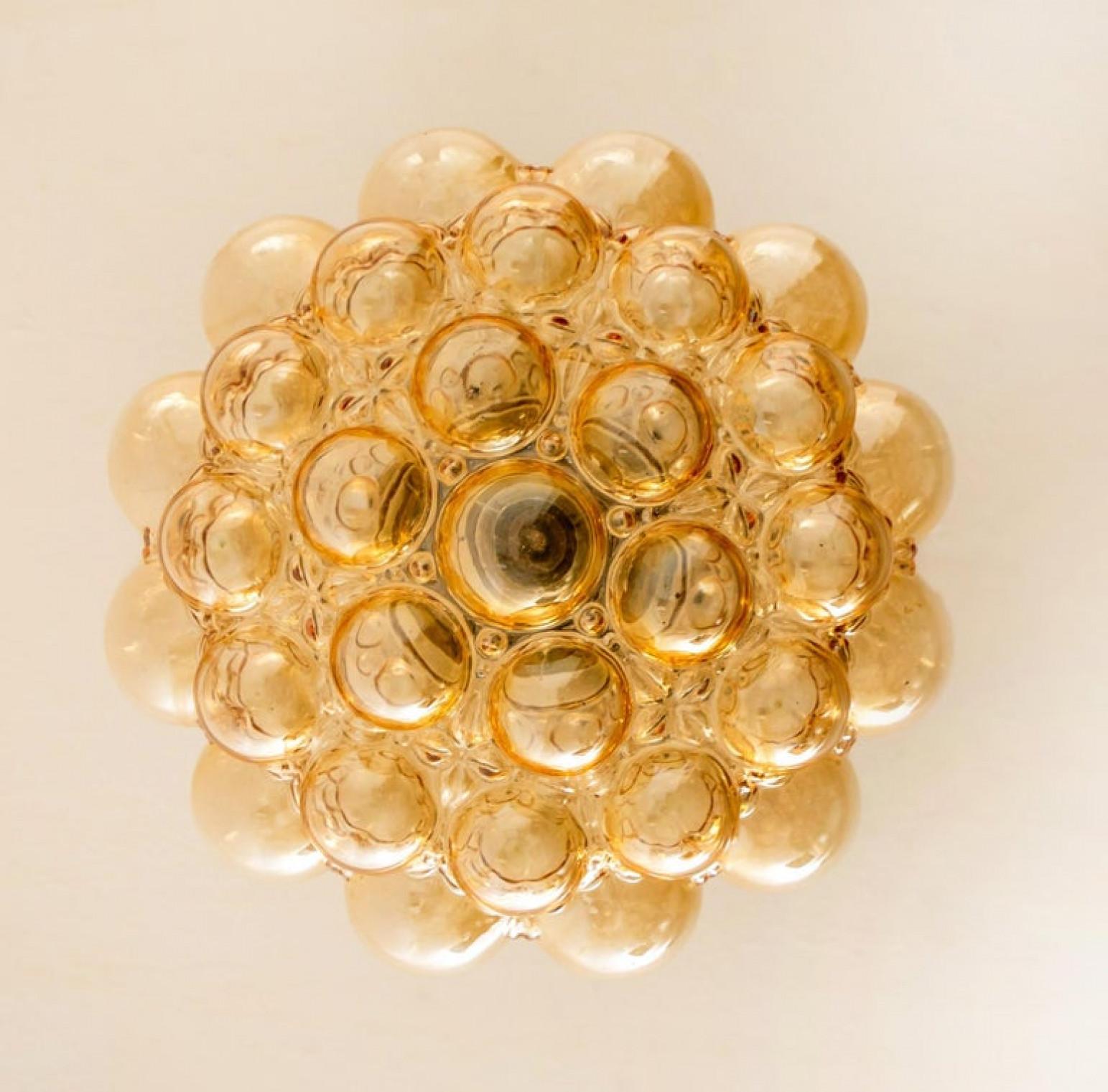 Lampada a sospensione in vetro a bolle d'ambra di Helena Tynell, 1960 In condizioni buone in vendita a Rijssen, NL