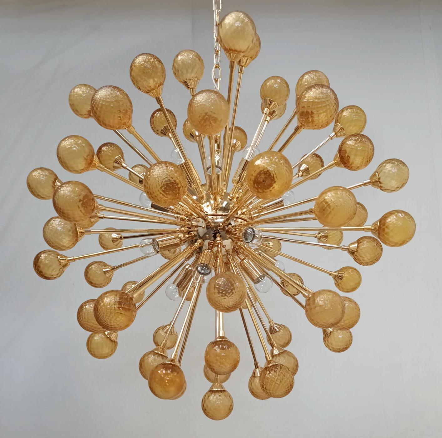 Lustre Sputnik moderne italien avec des sphères en verre de Murano texturées et soufflées à la main, montées sur une monture en métal doré / Fabriqué en Italie
16 lampes / type E12 ou E14 / max 40W 
Dimensions : diamètre 31,5 pouces, hauteur 31,5