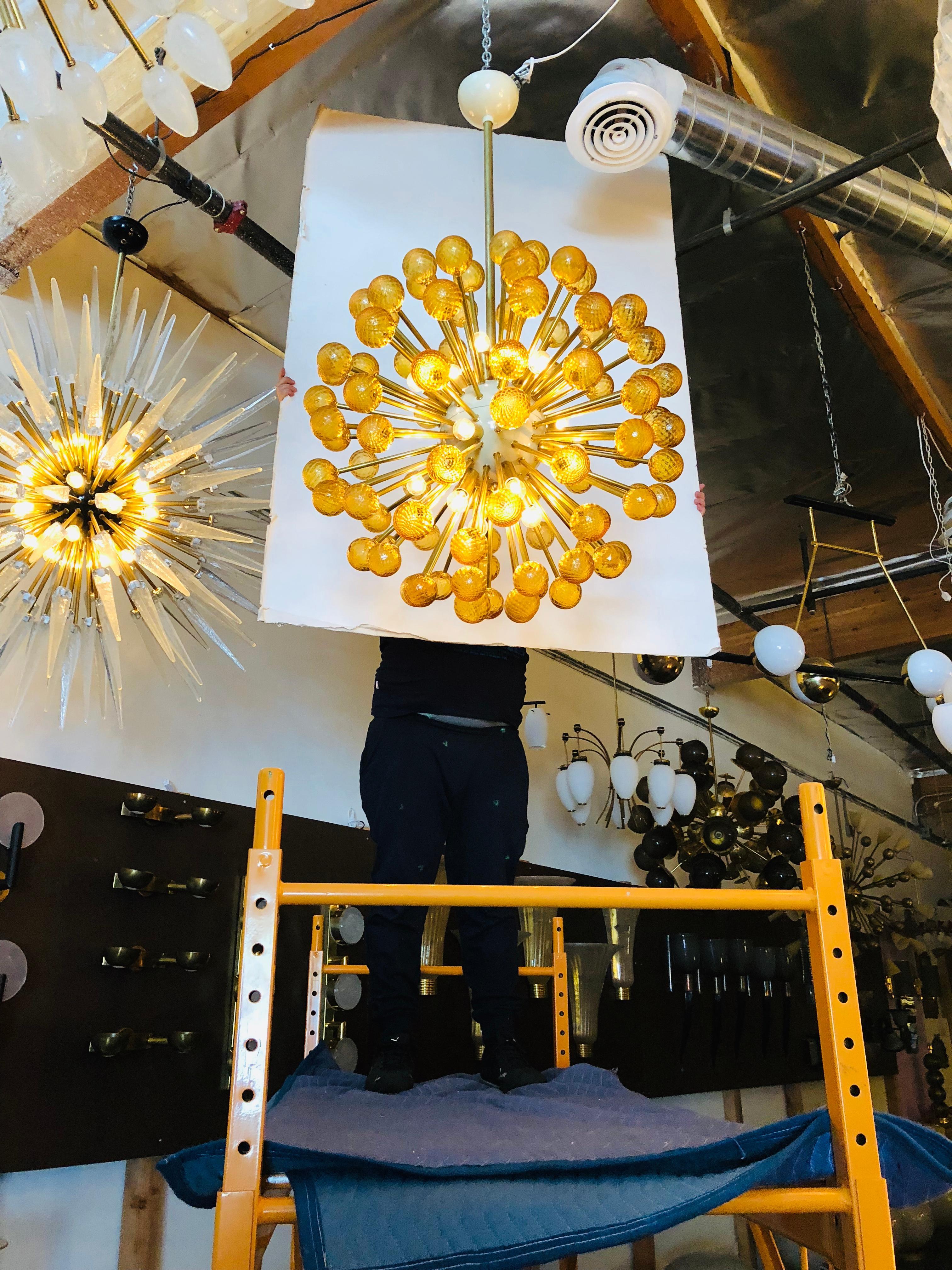 Moderne Lustre Spoutnik en ambre par Fabio Ltd. en vente