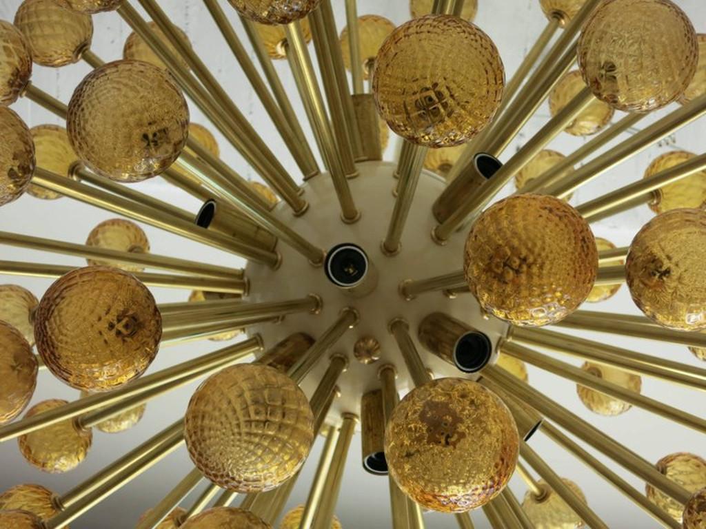 XXIe siècle et contemporain Lustre Spoutnik en ambre par Fabio Ltd. en vente