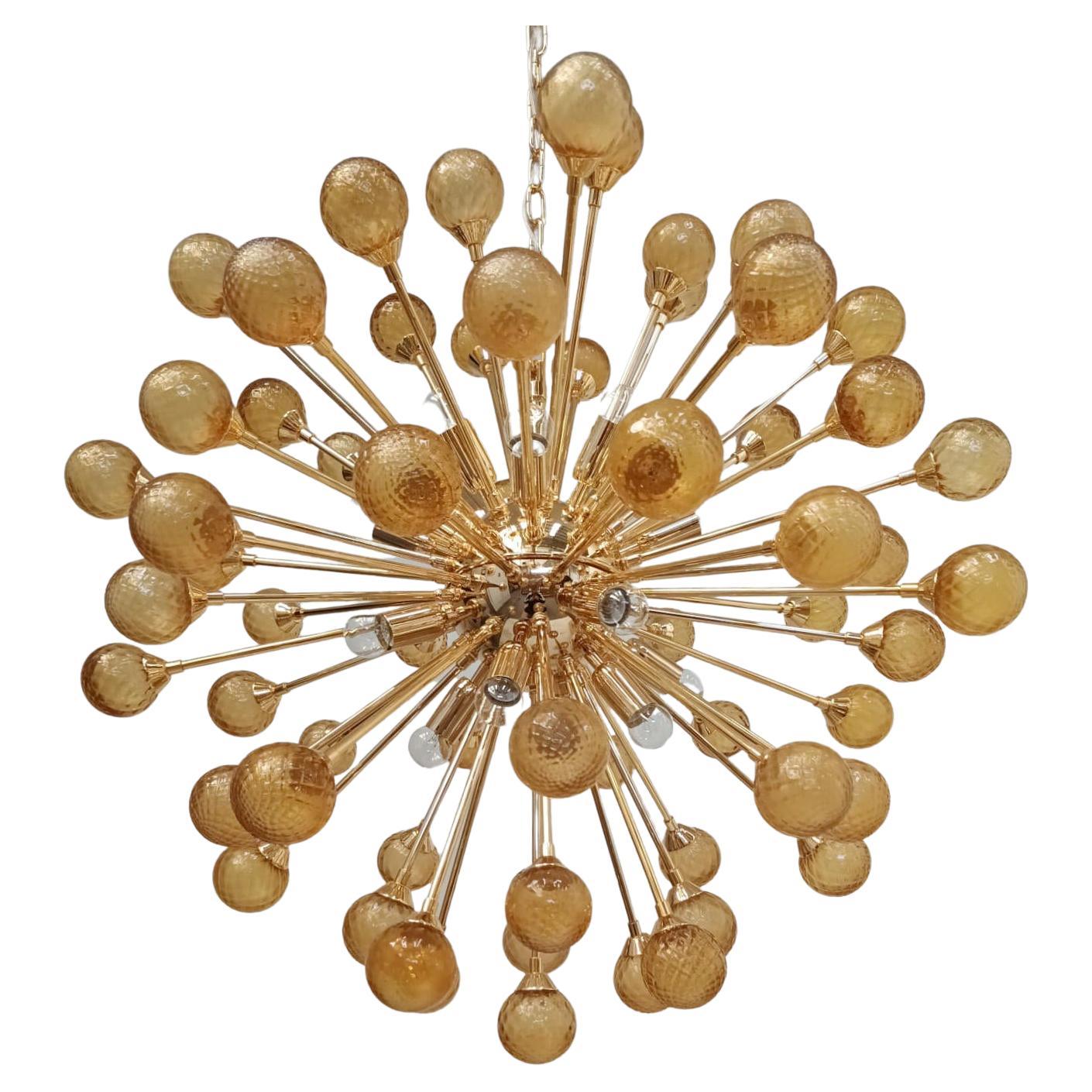 Lustre Spoutnik en ambre de Fabio Ltd