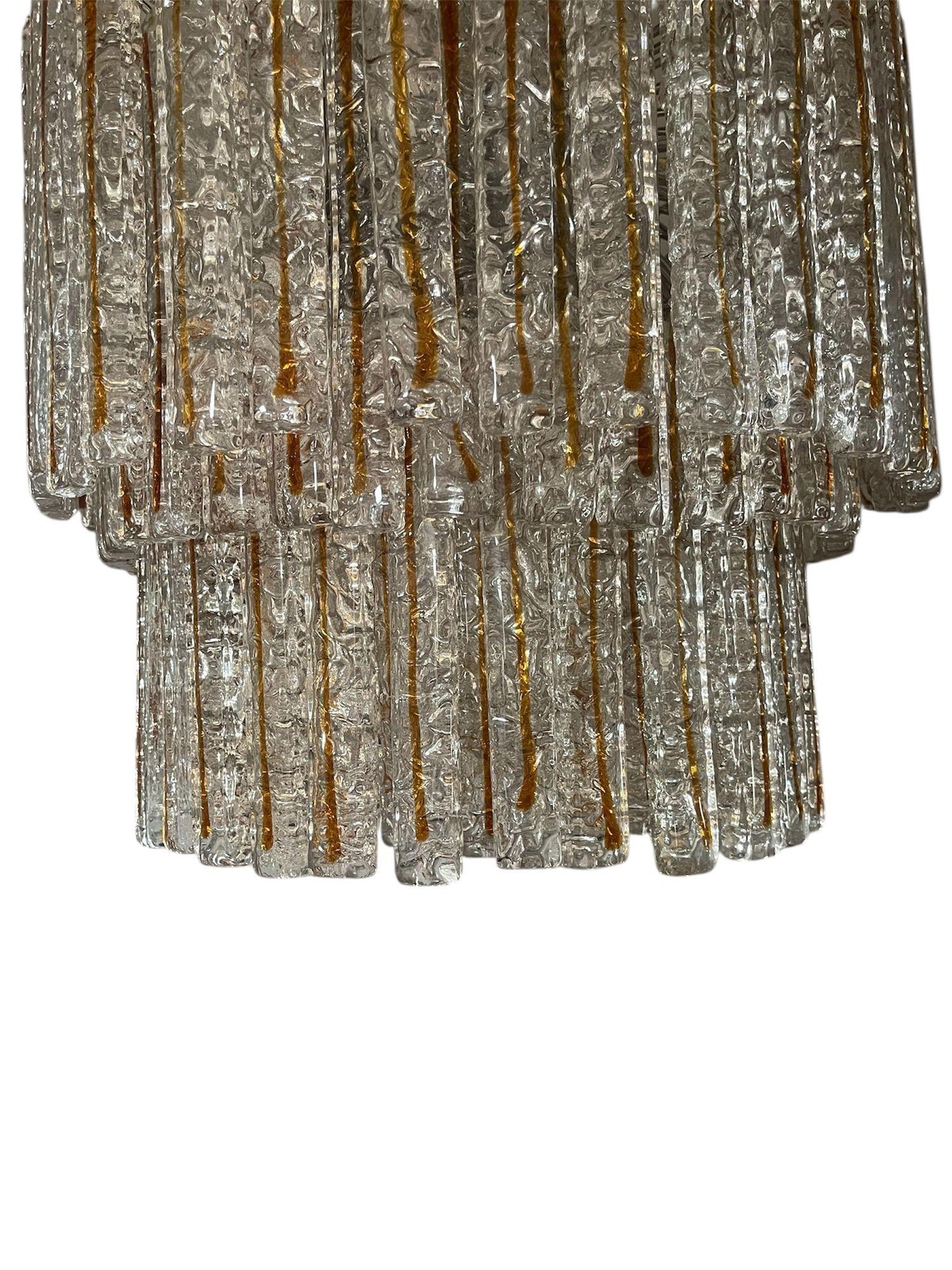 Italiano Lampadario a listelli in vetro di Murano ambrato e trasparente Disegnato da Mazzega, Italia, anni '60. in vendita